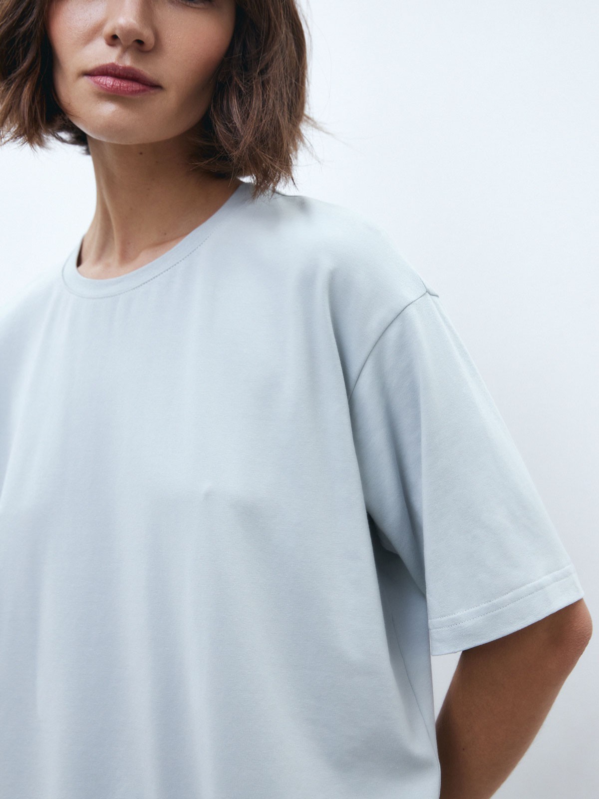 Футболка удлиненного оверсайз кроя. Модель из плотного хлопка.

На модели размер XS/S