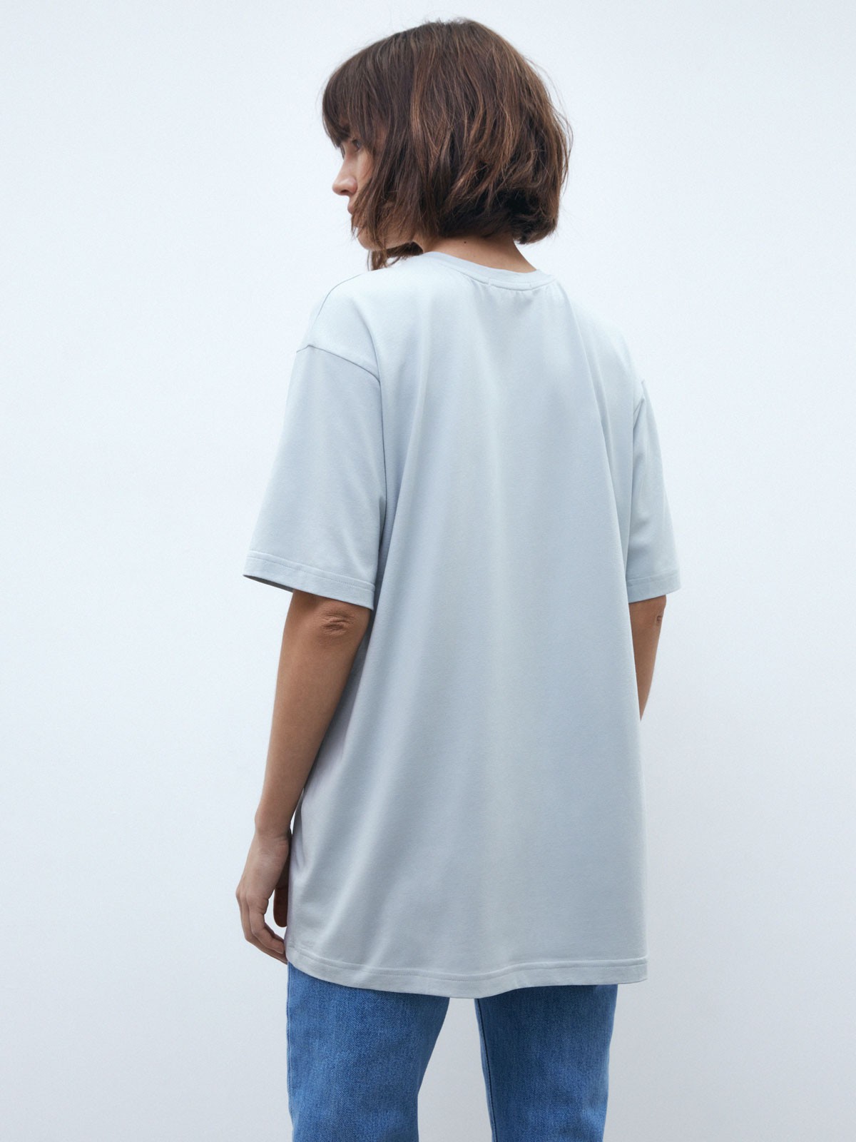 Футболка удлиненного оверсайз кроя. Модель из плотного хлопка.

На модели размер XS/S