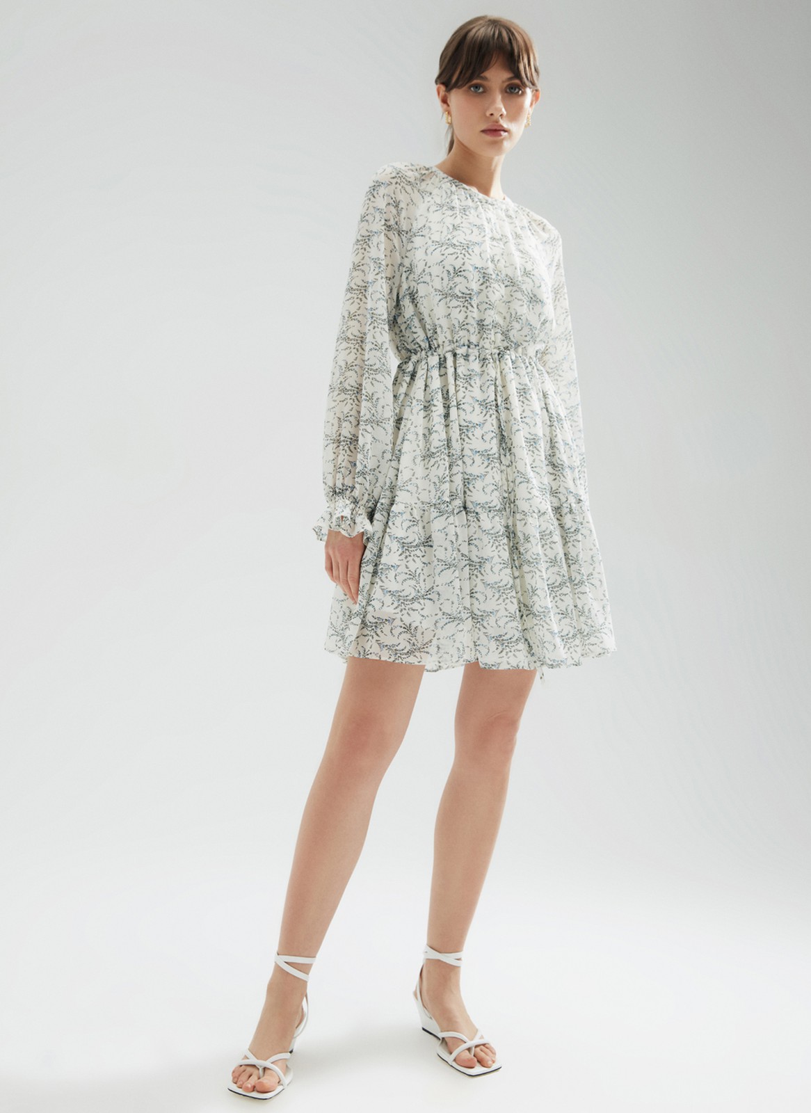 Платье-мини с ярусами, цвет: молочный Allweneed
Платье-мини из легкого шифона с нежным цветочным принтом. Модель на хлопковой основе, поэтому в ней комфортно и весной, и летом. Свободное платье с ярусами можно затянуть шнурочком из собственной ткани. Воротник лежащая стойка и застежка с пуговицами до линии талии. Воздушные рукава и нижний ярус со сборками. На рукаве есть тонкая резиночка для фиксации. Нам уже не терпится закружиться в платье среди цветов и деревьев.
На модели размер XS\S