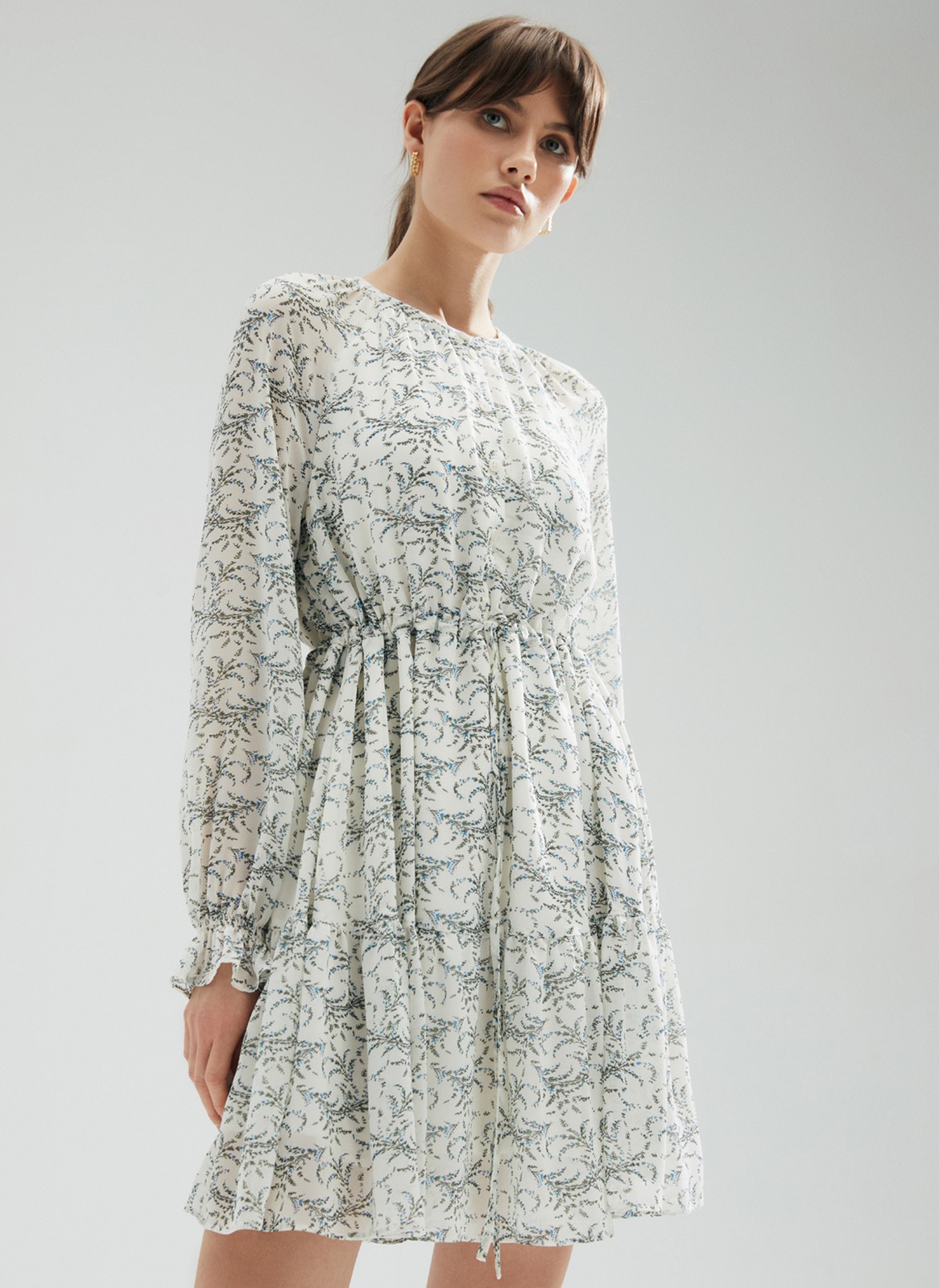 Платье-мини с ярусами, цвет: молочный Allweneed
Платье-мини из легкого шифона с нежным цветочным принтом. Модель на хлопковой основе, поэтому в ней комфортно и весной, и летом. Свободное платье с ярусами можно затянуть шнурочком из собственной ткани. Воротник лежащая стойка и застежка с пуговицами до линии талии. Воздушные рукава и нижний ярус со сборками. На рукаве есть тонкая резиночка для фиксации. Нам уже не терпится закружиться в платье среди цветов и деревьев.
На модели размер XS\S