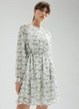Платье-мини с ярусами, цвет: молочный Allweneed
Платье-мини из легкого шифона с нежным цветочным принтом. Модель на хлопковой основе, поэтому в ней комфортно и весной, и летом. Свободное платье с ярусами можно затянуть шнурочком из собственной ткани. Воротник лежащая стойка и застежка с пуговицами до линии талии. Воздушные рукава и нижний ярус со сборками. На рукаве есть тонкая резиночка для фиксации. Нам уже не терпится закружиться в платье среди цветов и деревьев.
На модели размер XS\S