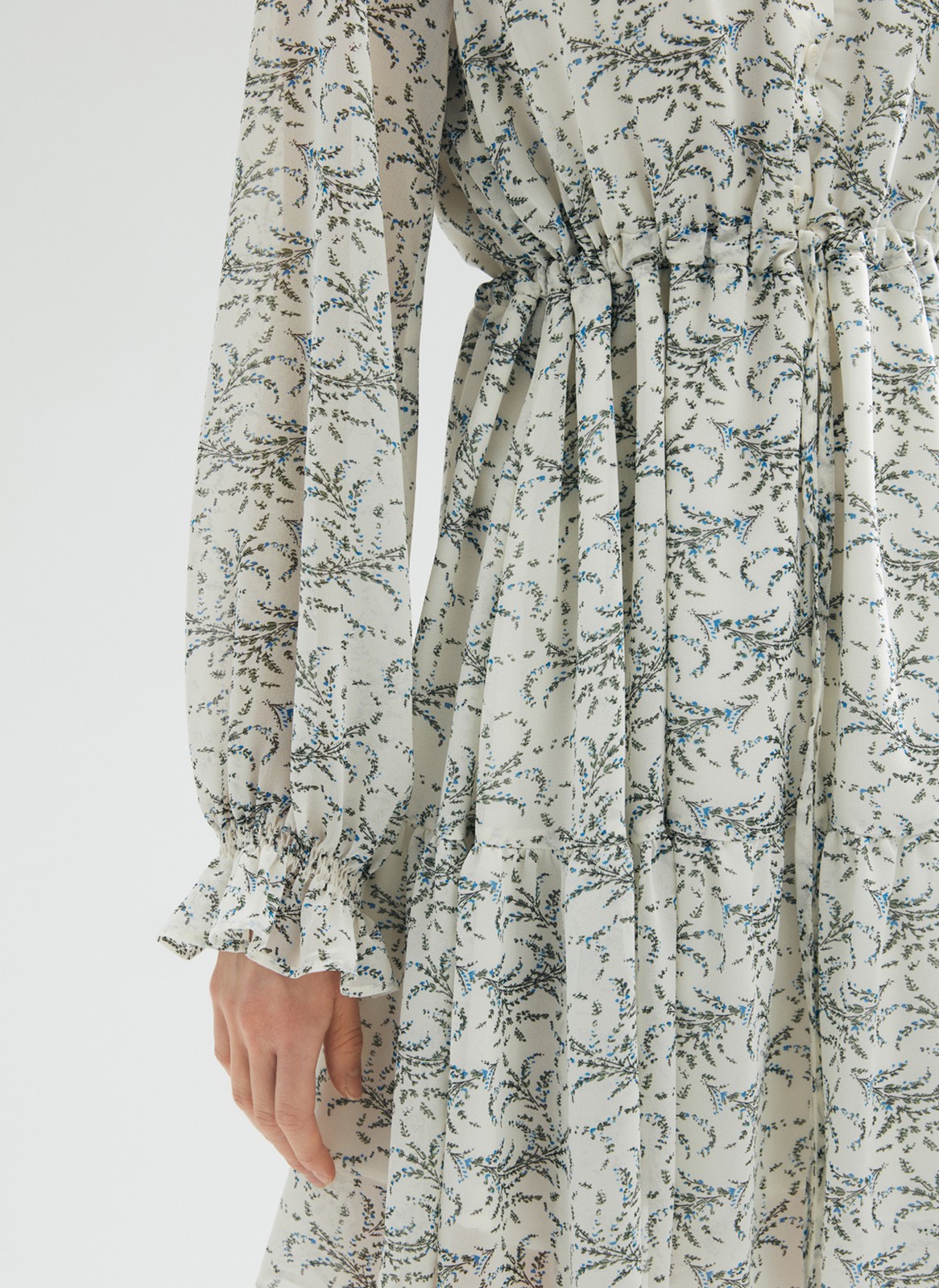 Платье-мини с ярусами, цвет: молочный Allweneed
Платье-мини из легкого шифона с нежным цветочным принтом. Модель на хлопковой основе, поэтому в ней комфортно и весной, и летом. Свободное платье с ярусами можно затянуть шнурочком из собственной ткани. Воротник лежащая стойка и застежка с пуговицами до линии талии. Воздушные рукава и нижний ярус со сборками. На рукаве есть тонкая резиночка для фиксации. Нам уже не терпится закружиться в платье среди цветов и деревьев.
На модели размер XS\S