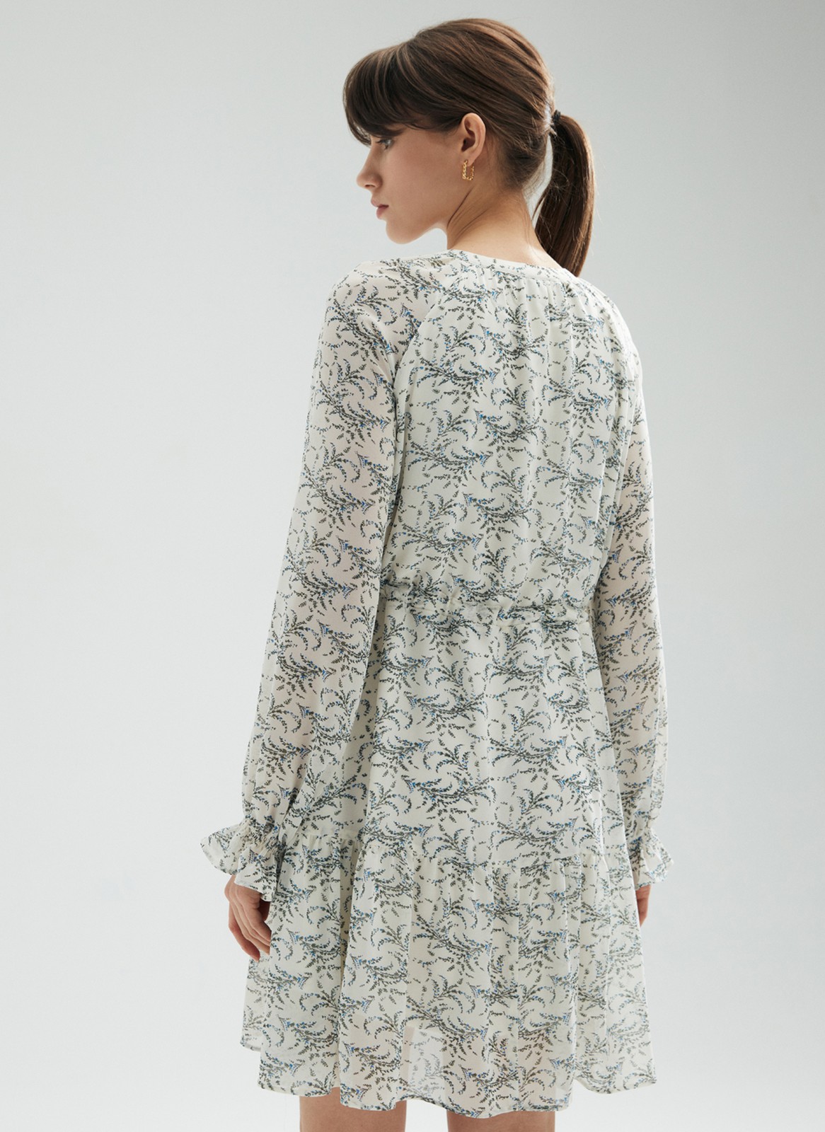 Платье-мини с ярусами, цвет: молочный Allweneed
Платье-мини из легкого шифона с нежным цветочным принтом. Модель на хлопковой основе, поэтому в ней комфортно и весной, и летом. Свободное платье с ярусами можно затянуть шнурочком из собственной ткани. Воротник лежащая стойка и застежка с пуговицами до линии талии. Воздушные рукава и нижний ярус со сборками. На рукаве есть тонкая резиночка для фиксации. Нам уже не терпится закружиться в платье среди цветов и деревьев.
На модели размер XS\S