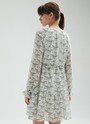Платье-мини с ярусами, цвет: молочный Allweneed
Платье-мини из легкого шифона с нежным цветочным принтом. Модель на хлопковой основе, поэтому в ней комфортно и весной, и летом. Свободное платье с ярусами можно затянуть шнурочком из собственной ткани. Воротник лежащая стойка и застежка с пуговицами до линии талии. Воздушные рукава и нижний ярус со сборками. На рукаве есть тонкая резиночка для фиксации. Нам уже не терпится закружиться в платье среди цветов и деревьев.
На модели размер XS\S