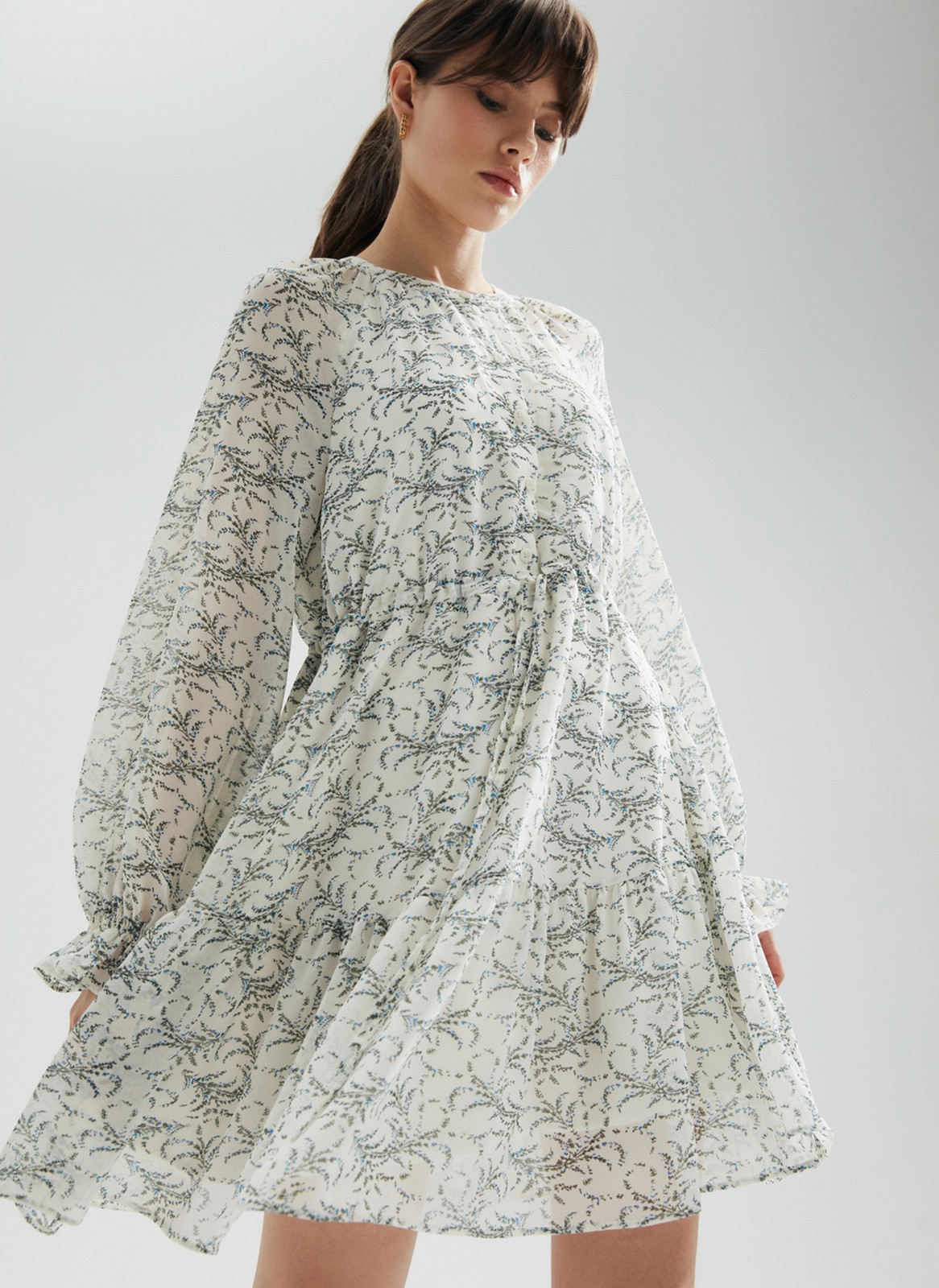 Платье-мини с ярусами, цвет: молочный Allweneed
Платье-мини из легкого шифона с нежным цветочным принтом. Модель на хлопковой основе, поэтому в ней комфортно и весной, и летом. Свободное платье с ярусами можно затянуть шнурочком из собственной ткани. Воротник лежащая стойка и застежка с пуговицами до линии талии. Воздушные рукава и нижний ярус со сборками. На рукаве есть тонкая резиночка для фиксации. Нам уже не терпится закружиться в платье среди цветов и деревьев.
На модели размер XS\S