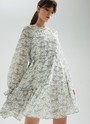 Платье-мини с ярусами, цвет: молочный Allweneed
Платье-мини из легкого шифона с нежным цветочным принтом. Модель на хлопковой основе, поэтому в ней комфортно и весной, и летом. Свободное платье с ярусами можно затянуть шнурочком из собственной ткани. Воротник лежащая стойка и застежка с пуговицами до линии талии. Воздушные рукава и нижний ярус со сборками. На рукаве есть тонкая резиночка для фиксации. Нам уже не терпится закружиться в платье среди цветов и деревьев.
На модели размер XS\S