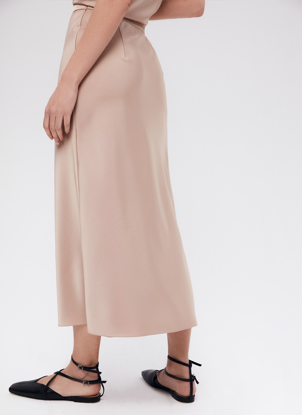 Юбка-миди с разрезом, цвет: темно-бежевый Allweneed
Юбка миди с косым кроем. Модель выполнена из легкой ткани атласного переплетения, которая благородно сияет на солнце. Высокий разрез спереди юбки аккуратно прикрывает декоративная деталь фартук. Разрез красиво раскрывается при шаге и дает свободу в движении. Носите, если хотите сделать образ необычным и смелым.Сочетайте с топами из вискозы, джемперами из кашемира и одеждой из костюмной ткани.
На модели размерXS