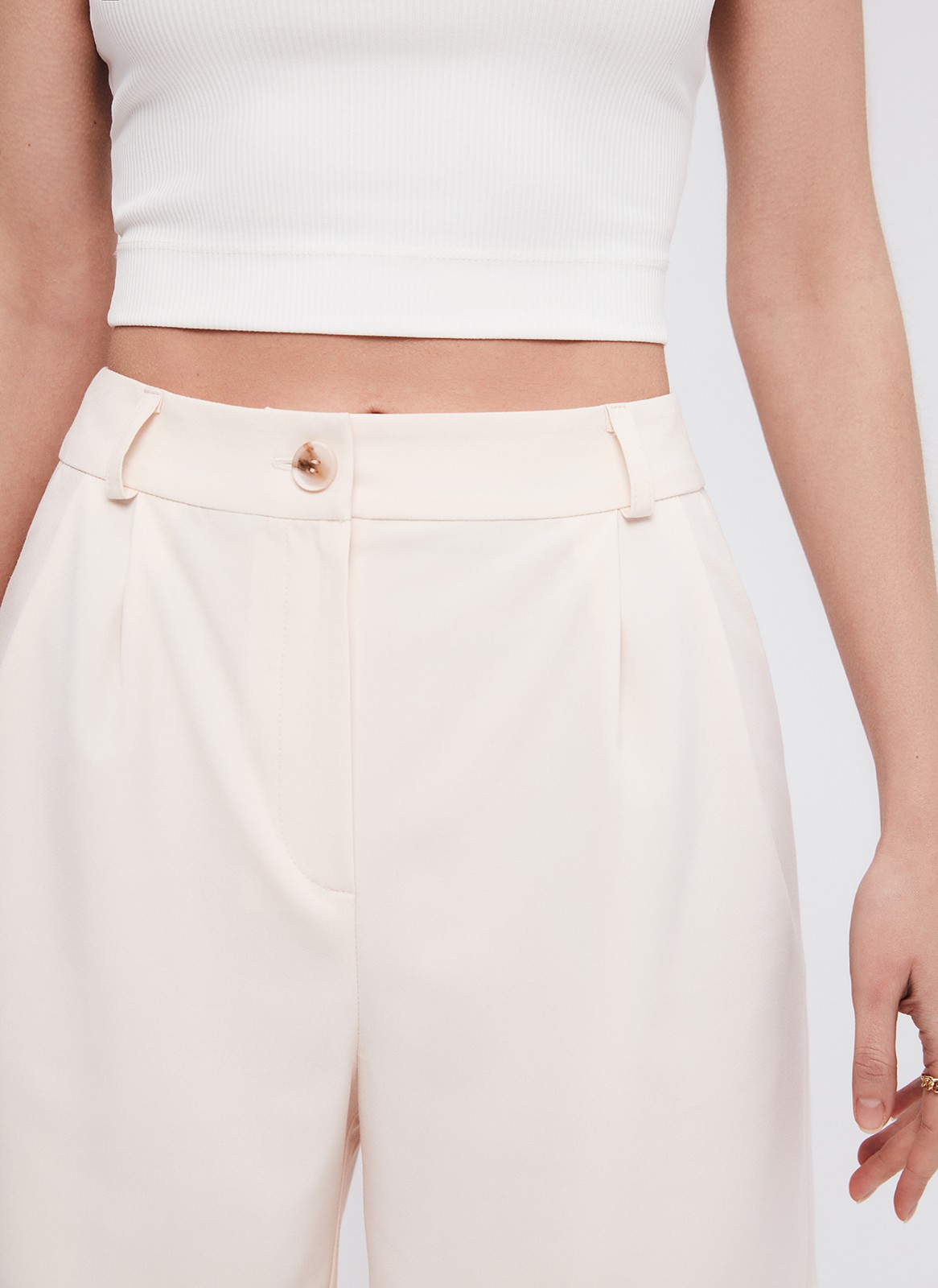 Шорты - Бермуды, цвет: персиковый Allweneed
Шорты-бермуды, которые по стилю напоминают классические брюки. Для модели выбрали матовую и гладкую костюмную ткань Застежка на молнию и пуговицу. Когда устанете от брюк в офисе, замените их на шорты. Шорты легко стилизовать: просто добавьте легкий жакет или составьте образ с футболкой и спортивной обувью.
На модели размер XS