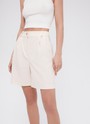Шорты - Бермуды, цвет: персиковый Allweneed
Шорты-бермуды, которые по стилю напоминают классические брюки. Для модели выбрали матовую и гладкую костюмную ткань Застежка на молнию и пуговицу. Когда устанете от брюк в офисе, замените их на шорты. Шорты легко стилизовать: просто добавьте легкий жакет или составьте образ с футболкой и спортивной обувью.
На модели размер XS