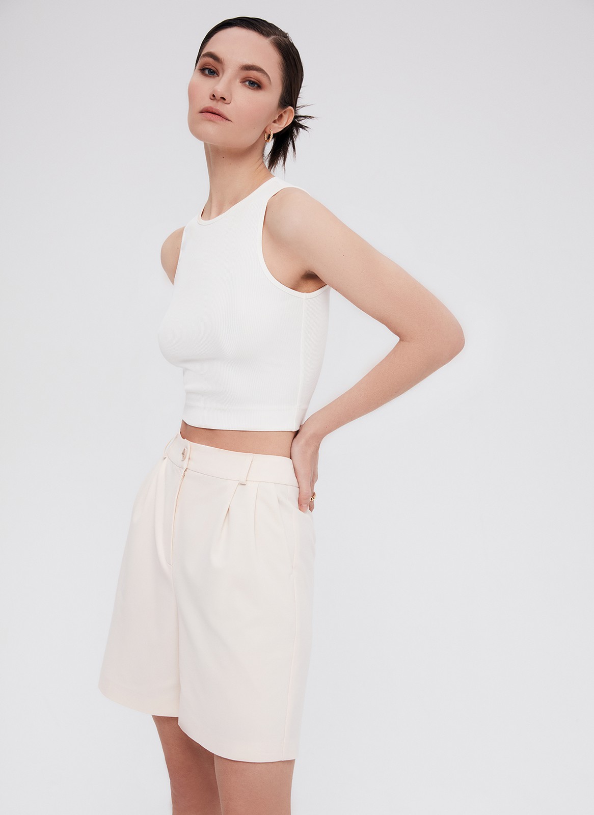 Шорты - Бермуды, цвет: персиковый Allweneed
Шорты-бермуды, которые по стилю напоминают классические брюки. Для модели выбрали матовую и гладкую костюмную ткань Застежка на молнию и пуговицу. Когда устанете от брюк в офисе, замените их на шорты. Шорты легко стилизовать: просто добавьте легкий жакет или составьте образ с футболкой и спортивной обувью.
На модели размер XS