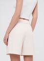 Шорты - Бермуды, цвет: персиковый Allweneed
Шорты-бермуды, которые по стилю напоминают классические брюки. Для модели выбрали матовую и гладкую костюмную ткань Застежка на молнию и пуговицу. Когда устанете от брюк в офисе, замените их на шорты. Шорты легко стилизовать: просто добавьте легкий жакет или составьте образ с футболкой и спортивной обувью.
На модели размер XS