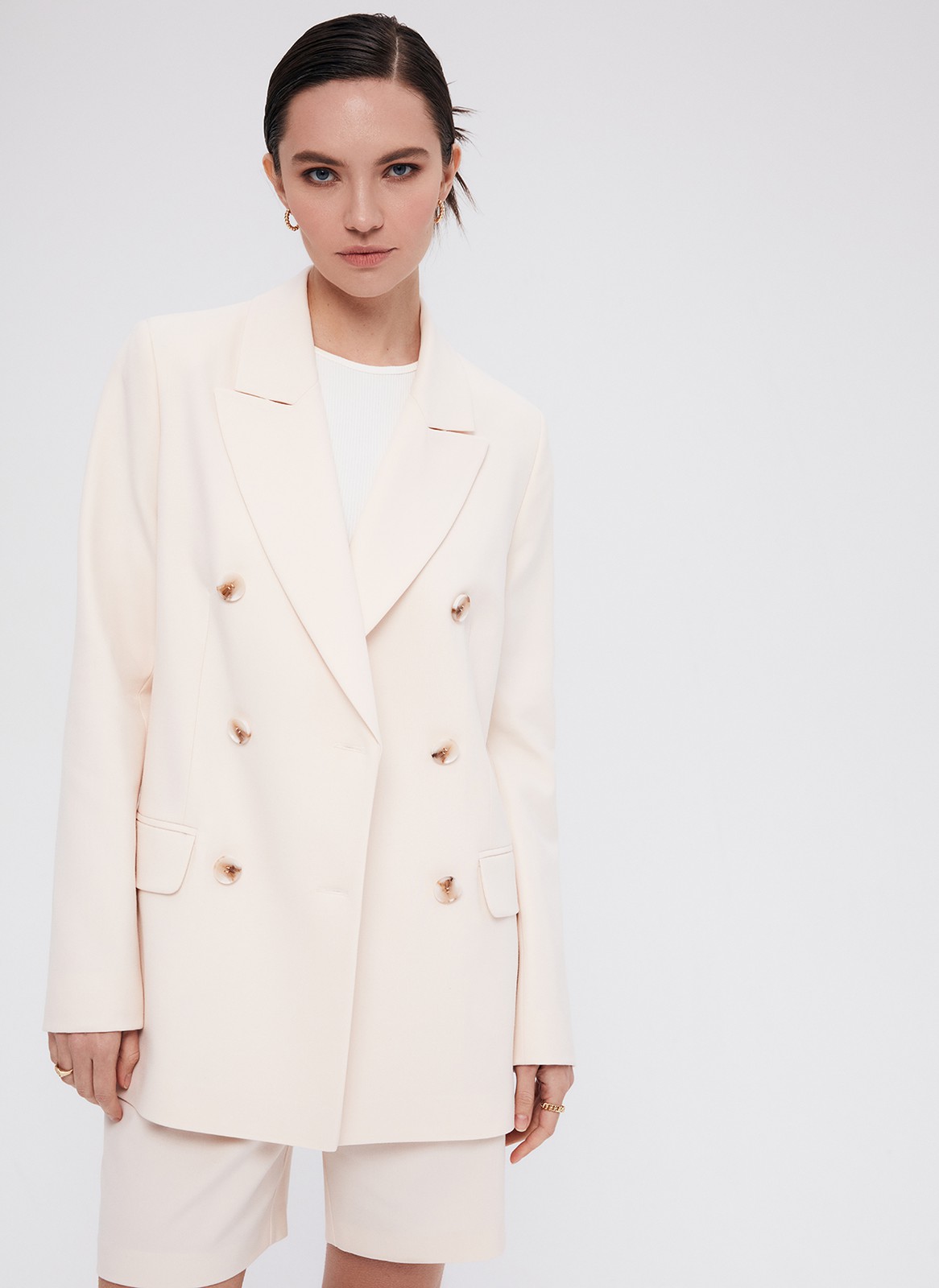 Жакет двубортный, цвет: персиковый Allweneed
Свободный двубортный жакет в стиле мужского удлинённого пиджака. Модель из гладкой и плотной костюмной ткани. Застежка на пуговицы. Классический воротник и лацканы. Жакет с подкладочной тканью. Можно носить и с формальными брюками, и с джинсами, и с платьем из шелка.
На модели размер S