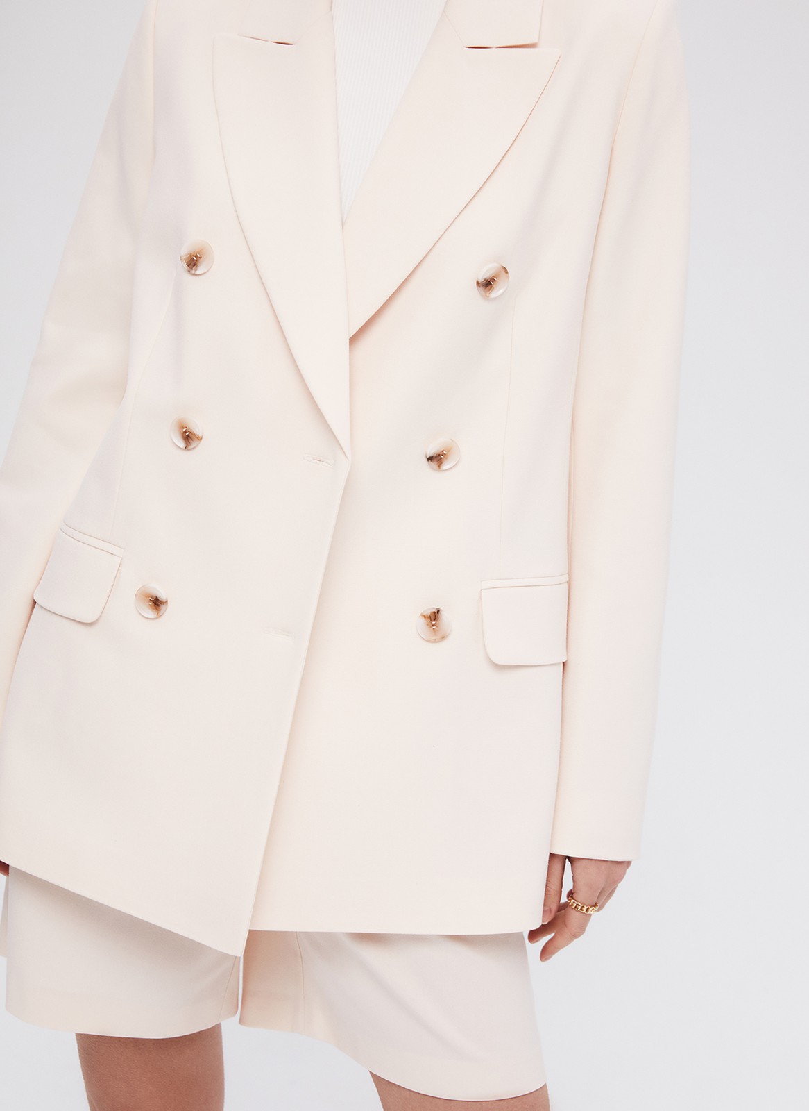 Жакет двубортный, цвет: персиковый Allweneed
Свободный двубортный жакет в стиле мужского удлинённого пиджака. Модель из гладкой и плотной костюмной ткани. Застежка на пуговицы. Классический воротник и лацканы. Жакет с подкладочной тканью. Можно носить и с формальными брюками, и с джинсами, и с платьем из шелка.
На модели размер S