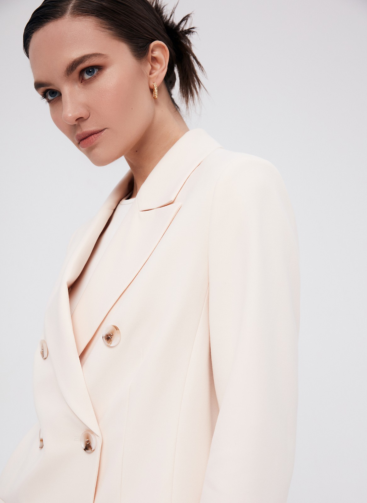 Жакет двубортный, цвет: персиковый Allweneed
Свободный двубортный жакет в стиле мужского удлинённого пиджака. Модель из гладкой и плотной костюмной ткани. Застежка на пуговицы. Классический воротник и лацканы. Жакет с подкладочной тканью. Можно носить и с формальными брюками, и с джинсами, и с платьем из шелка.
На модели размер S