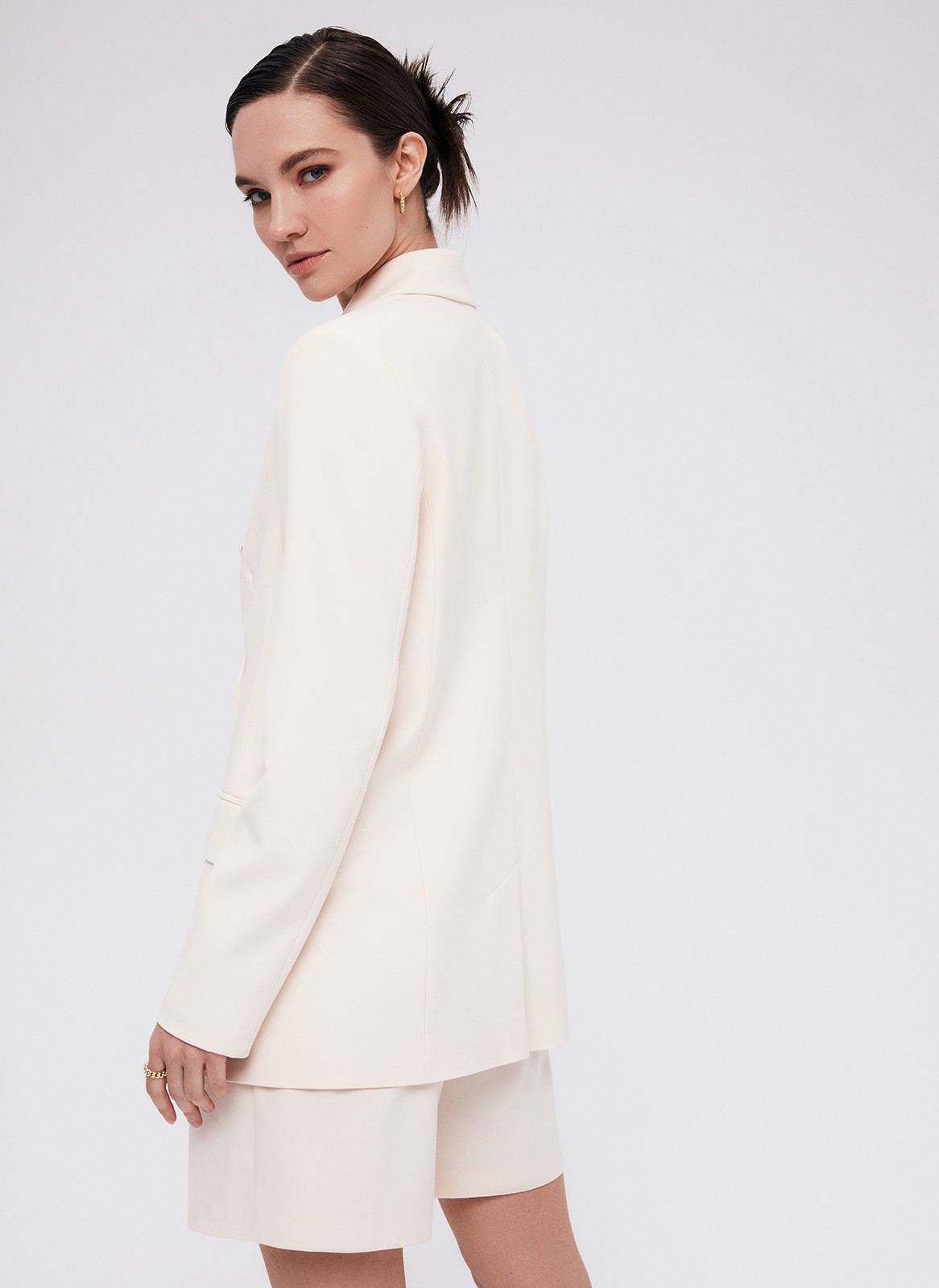 Жакет двубортный, цвет: персиковый Allweneed
Свободный двубортный жакет в стиле мужского удлинённого пиджака. Модель из гладкой и плотной костюмной ткани. Застежка на пуговицы. Классический воротник и лацканы. Жакет с подкладочной тканью. Можно носить и с формальными брюками, и с джинсами, и с платьем из шелка.
На модели размер S