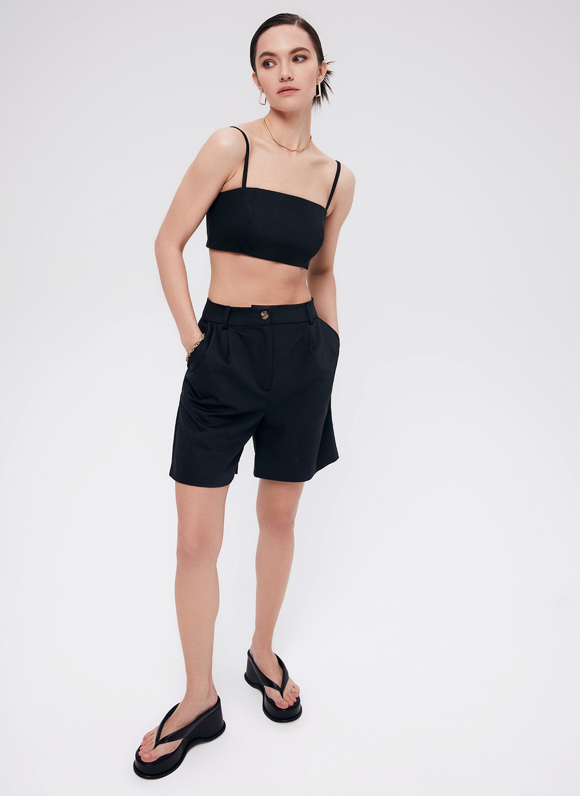 Шорты - Бермуды, цвет: Черный Allweneed
Шорты-бермуды, которые по стилю напоминают классические брюки. Для модели выбрали матовую и гладкую костюмную ткань Застежка на молнию и пуговицу. Когда устанете от брюк в офисе, замените их на шорты. Шорты легко стилизовать: просто добавьте легкий жакет или составьте образ с футболкой и спортивной обувью.
На модели размер XS