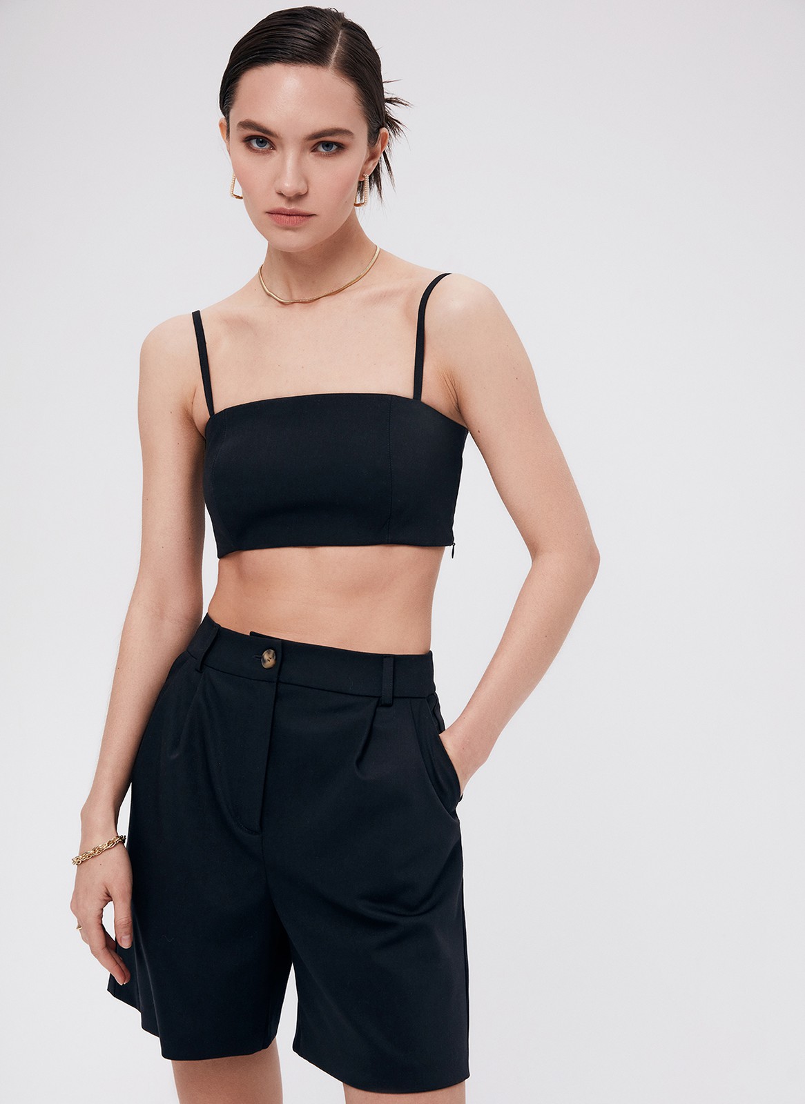 Бандо, цвет: Черный Allweneed
Минималистичный топ-бандо из костюмной ткани. Тонкие бретели легко регулируются. Для лучшей посадки на спинке есть широкая резинка, вшитая в изделие. Топ выполнен из мягкой матовой ткани. Изделие дополнит образы с вечерними брюками и юбками, жакетами в мужском стиле и кардиганами.
На модели размер XS