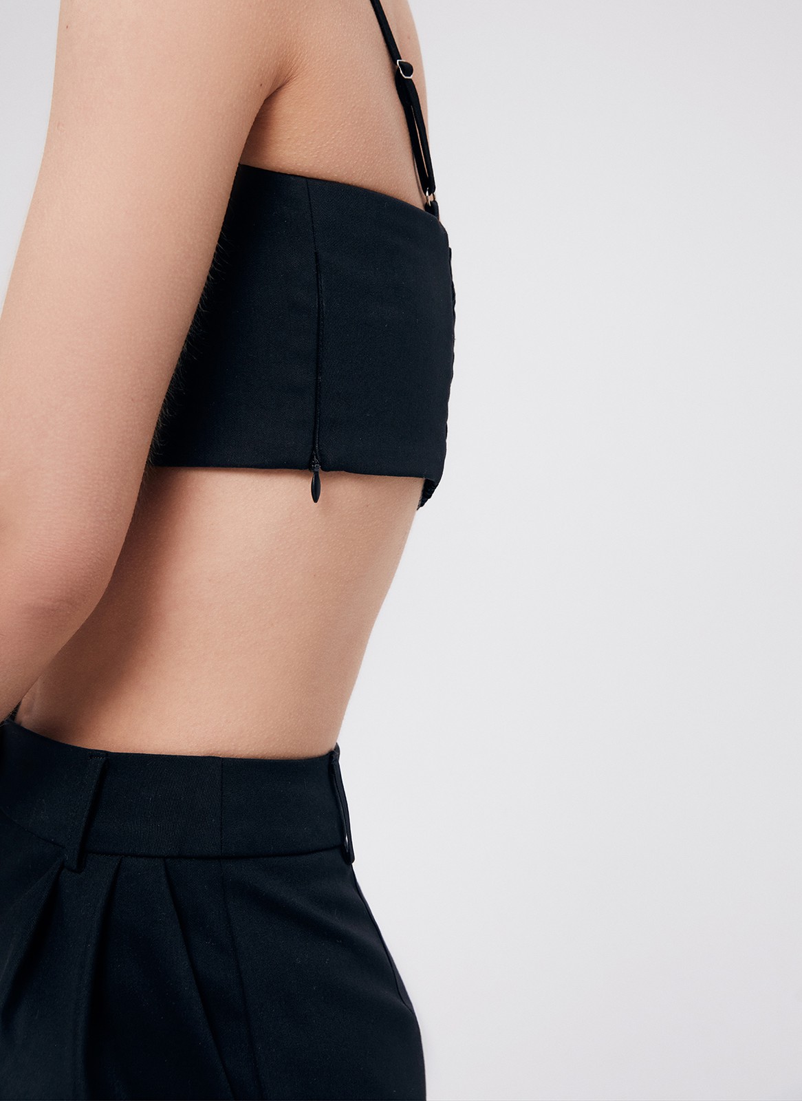 Бандо, цвет: Черный Allweneed
Минималистичный топ-бандо из костюмной ткани. Тонкие бретели легко регулируются. Для лучшей посадки на спинке есть широкая резинка, вшитая в изделие. Топ выполнен из мягкой матовой ткани. Изделие дополнит образы с вечерними брюками и юбками, жакетами в мужском стиле и кардиганами.
На модели размер XS