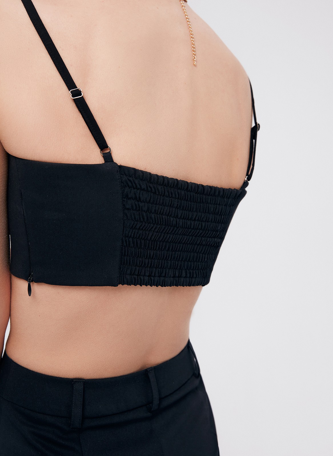 Бандо, цвет: Черный Allweneed
Минималистичный топ-бандо из костюмной ткани. Тонкие бретели легко регулируются. Для лучшей посадки на спинке есть широкая резинка, вшитая в изделие. Топ выполнен из мягкой матовой ткани. Изделие дополнит образы с вечерними брюками и юбками, жакетами в мужском стиле и кардиганами.
На модели размер XS