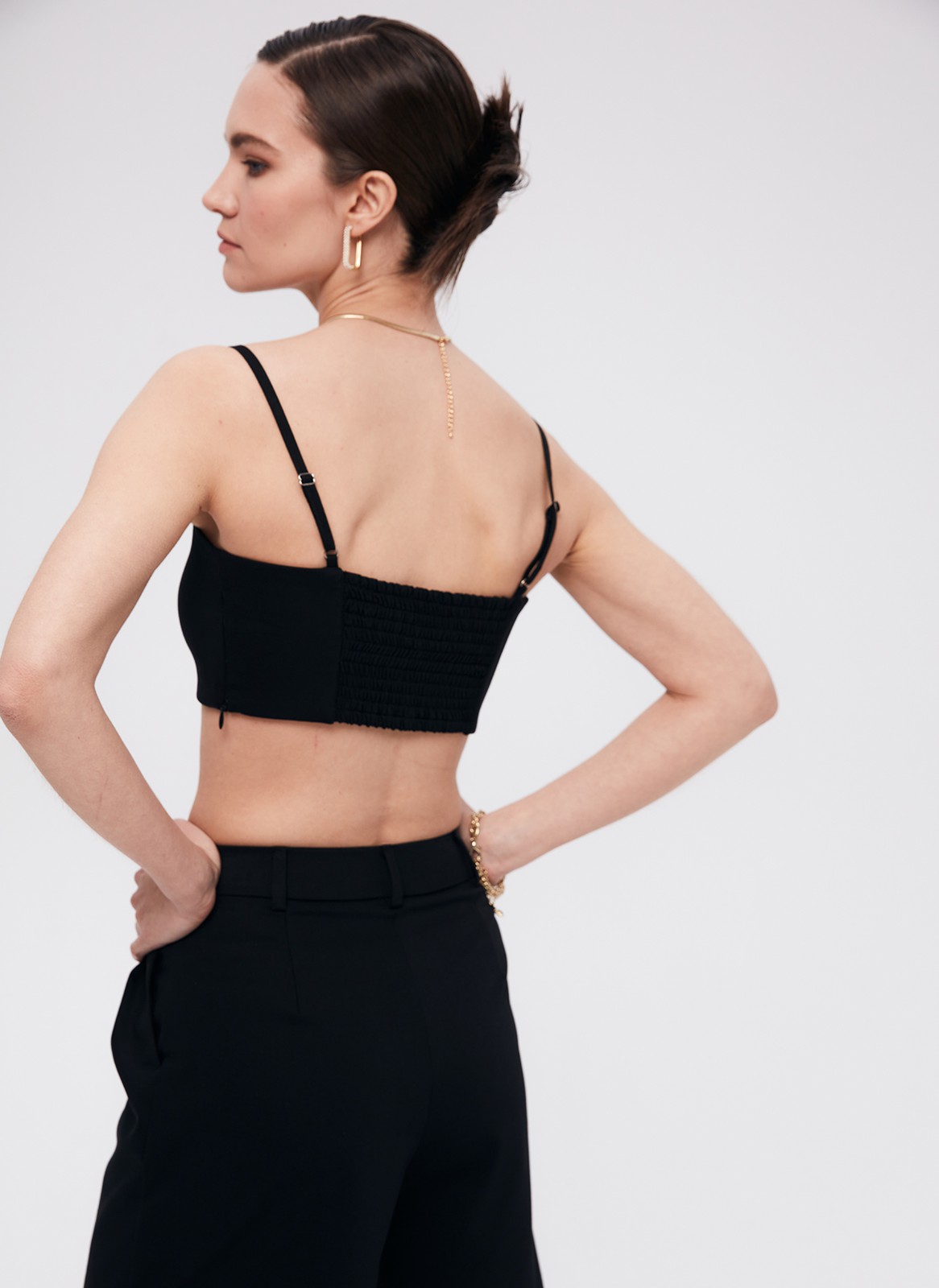 Бандо, цвет: Черный Allweneed
Минималистичный топ-бандо из костюмной ткани. Тонкие бретели легко регулируются. Для лучшей посадки на спинке есть широкая резинка, вшитая в изделие. Топ выполнен из мягкой матовой ткани. Изделие дополнит образы с вечерними брюками и юбками, жакетами в мужском стиле и кардиганами.
На модели размер XS