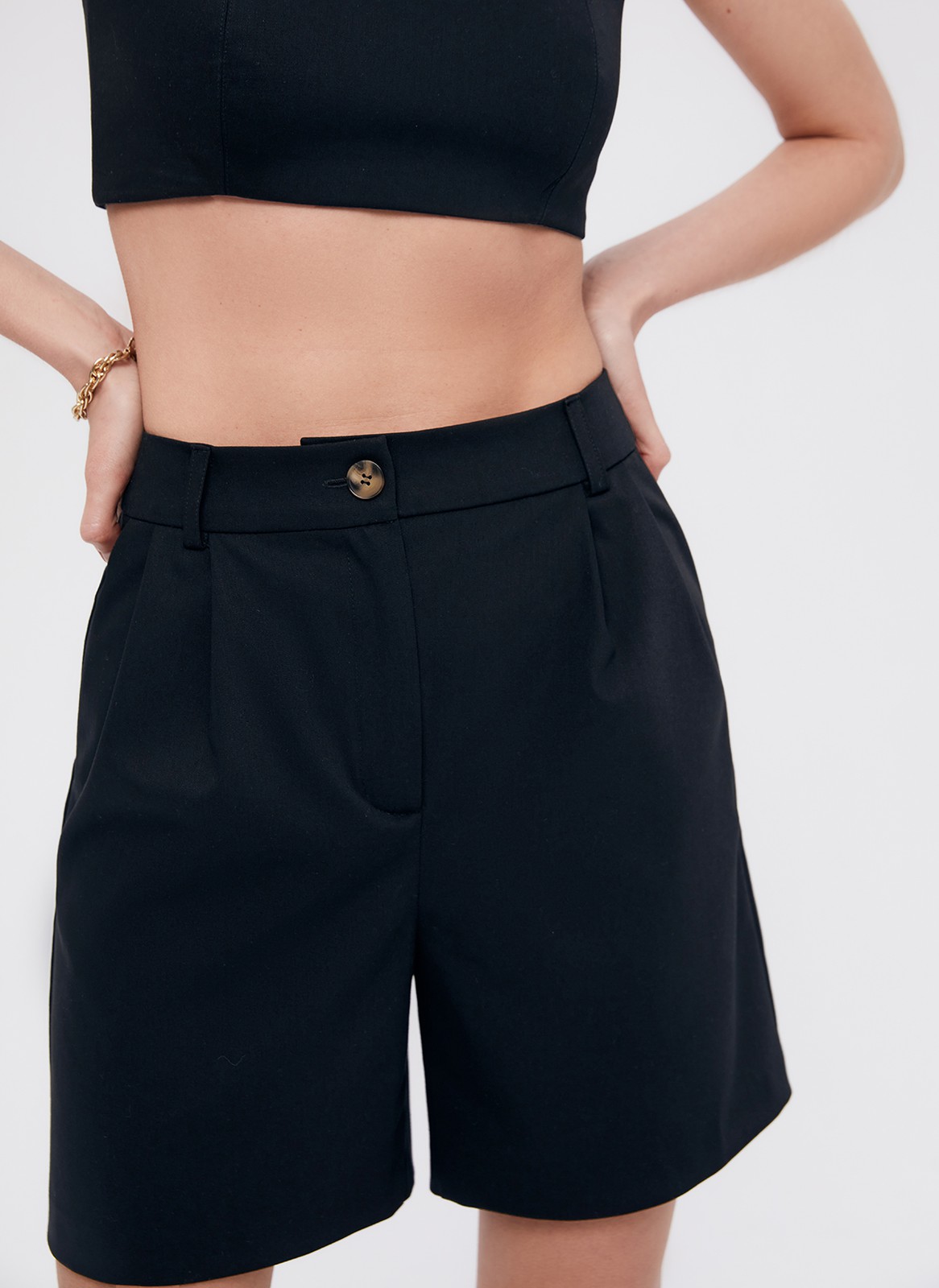 Шорты - Бермуды, цвет: Черный Allweneed
Шорты-бермуды, которые по стилю напоминают классические брюки. Для модели выбрали матовую и гладкую костюмную ткань Застежка на молнию и пуговицу. Когда устанете от брюк в офисе, замените их на шорты. Шорты легко стилизовать: просто добавьте легкий жакет или составьте образ с футболкой и спортивной обувью.
На модели размер XS