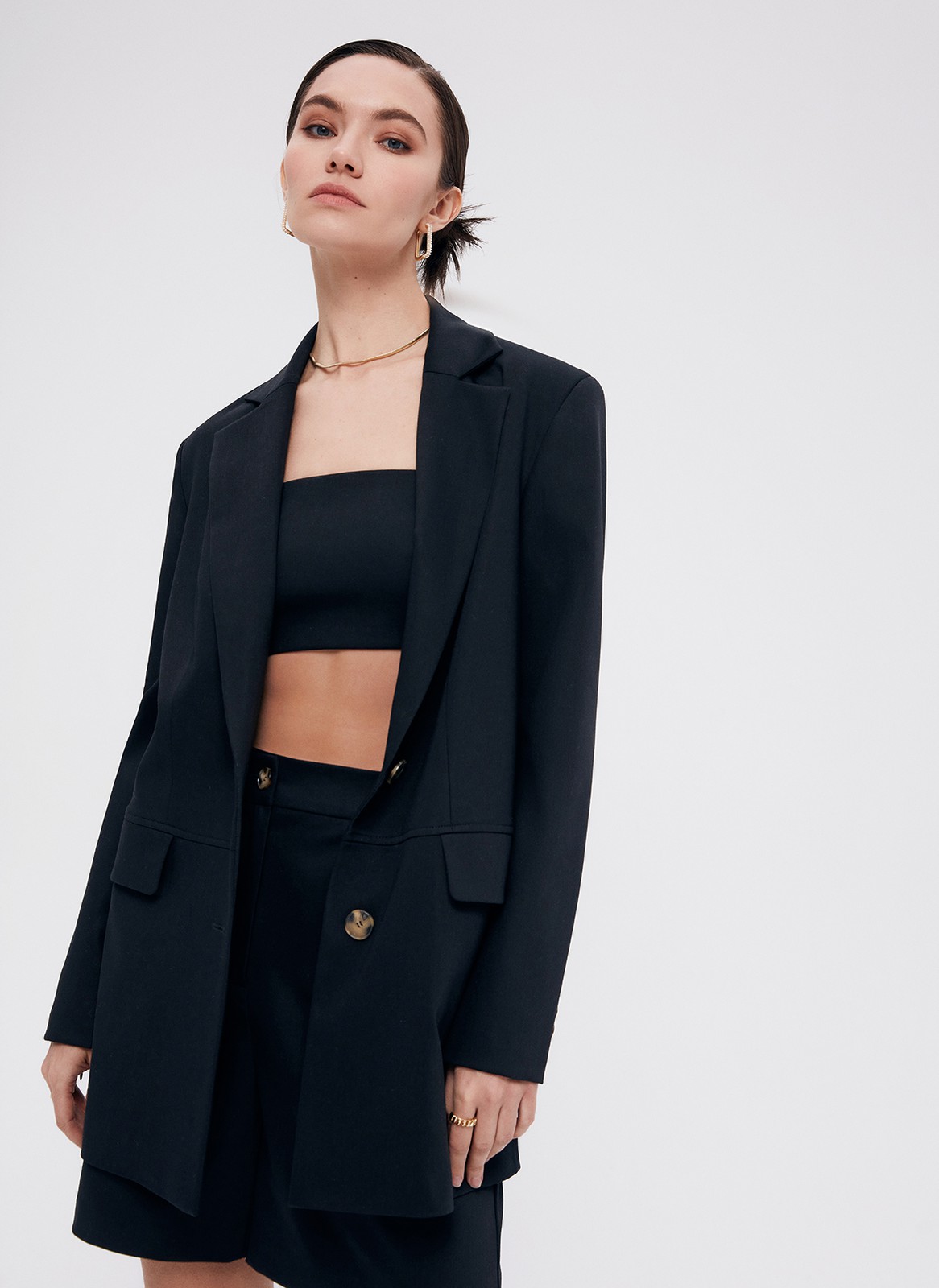 Жакет Oversize, цвет: Черный Allweneed
Удлиненный жакет с аккуратными подплечниками. Модель прямого кроя с застёжкой на две пуговицы. Классические лацканы и воротник. Изделие на подкладке, с карманами с клапаном и с горизонтальным делением по линии талии актуальным элементом кроя в этом сезоне. Дополните жакет шортами или брюками из нашей коллекции, а также укороченным топом-бандо или футболкой. Три оттенка для лета.
На модели размер S