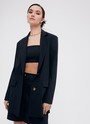 Жакет Oversize, цвет: Черный Allweneed
Удлиненный жакет с аккуратными подплечниками. Модель прямого кроя с застёжкой на две пуговицы. Классические лацканы и воротник. Изделие на подкладке, с карманами с клапаном и с горизонтальным делением по линии талии актуальным элементом кроя в этом сезоне. Дополните жакет шортами или брюками из нашей коллекции, а также укороченным топом-бандо или футболкой. Три оттенка для лета.
На модели размер S