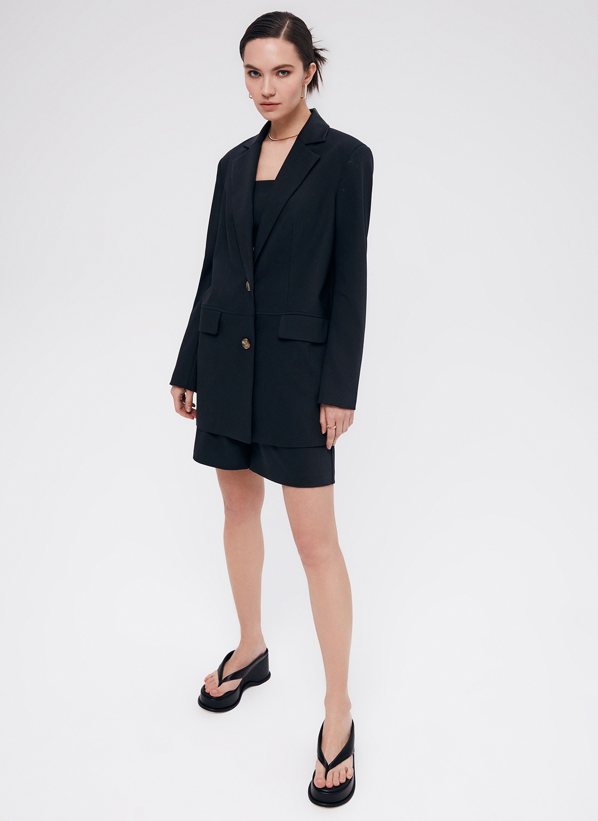 Жакет Oversize, цвет: Черный Allweneed
Удлиненный жакет с аккуратными подплечниками. Модель прямого кроя с застёжкой на две пуговицы. Классические лацканы и воротник. Изделие на подкладке, с карманами с клапаном и с горизонтальным делением по линии талии актуальным элементом кроя в этом сезоне. Дополните жакет шортами или брюками из нашей коллекции, а также укороченным топом-бандо или футболкой. Три оттенка для лета.
На модели размер S