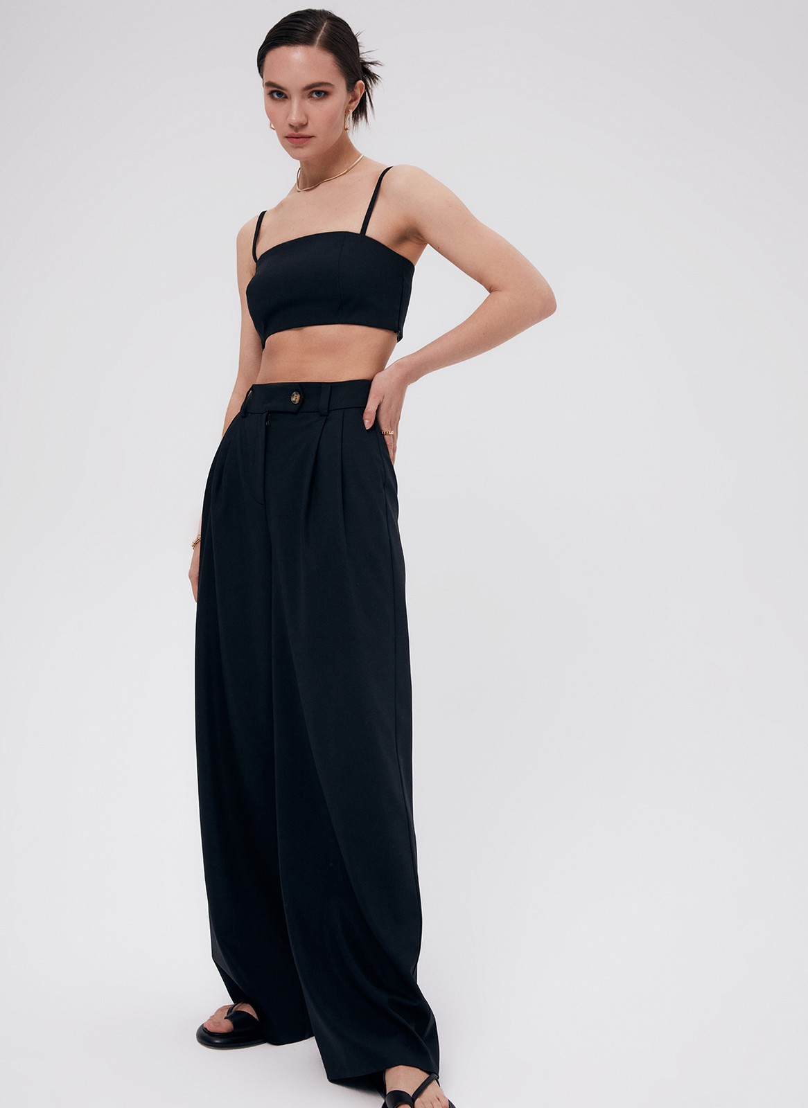 Брюки Палаццо, цвет: Черный Allweneed
Широкие брюки палаццо полной длины. Пояс на талии с застежкой на пуговицу. Удобные глубокие карманы. Легкая ткань с гладким переплетением, которая струится и создает расслабленный образ. Брюки хорошо садятся по фигуре. Мы полюбили палаццо еще в прошлом сезоне, и это один из наших любимых фасонов. Носите с жакетом из новой коллекции, с бандо и футболкой.
На модели размер XS