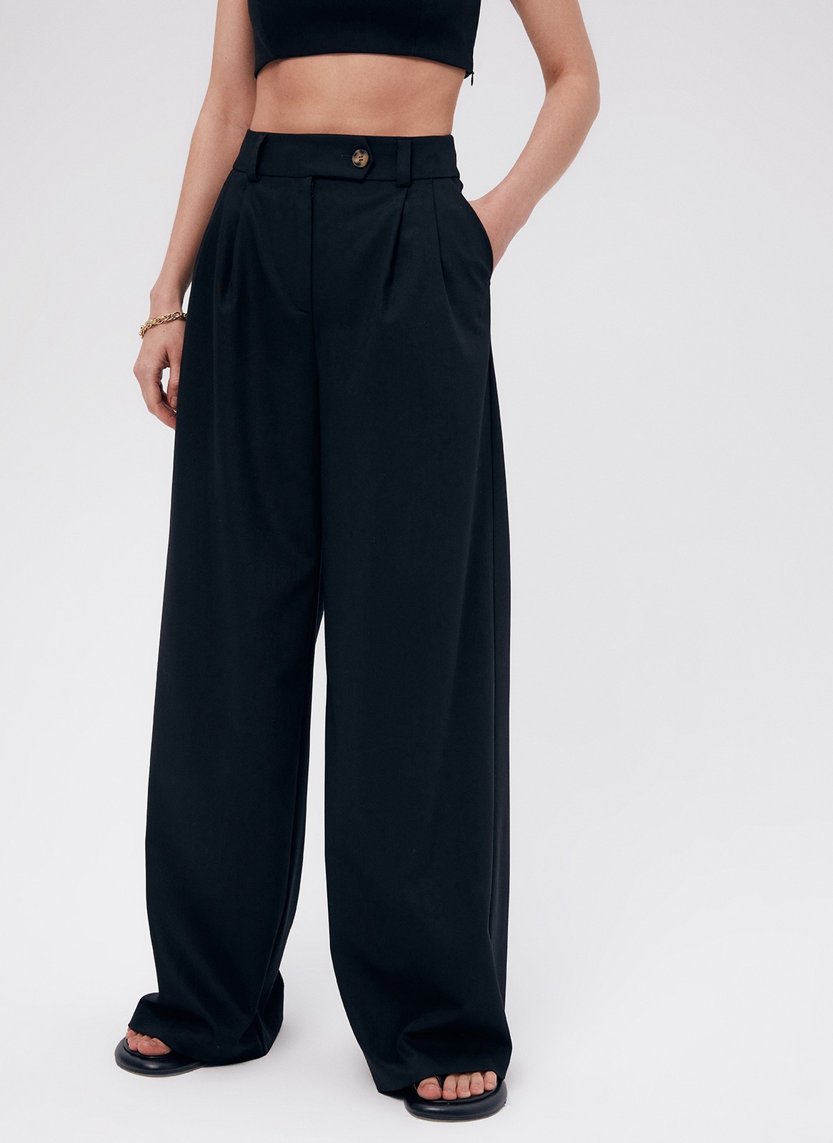 Брюки Палаццо, цвет: Черный Allweneed
Широкие брюки палаццо полной длины. Пояс на талии с застежкой на пуговицу. Удобные глубокие карманы. Легкая ткань с гладким переплетением, которая струится и создает расслабленный образ. Брюки хорошо садятся по фигуре. Мы полюбили палаццо еще в прошлом сезоне, и это один из наших любимых фасонов. Носите с жакетом из новой коллекции, с бандо и футболкой.
На модели размер XS