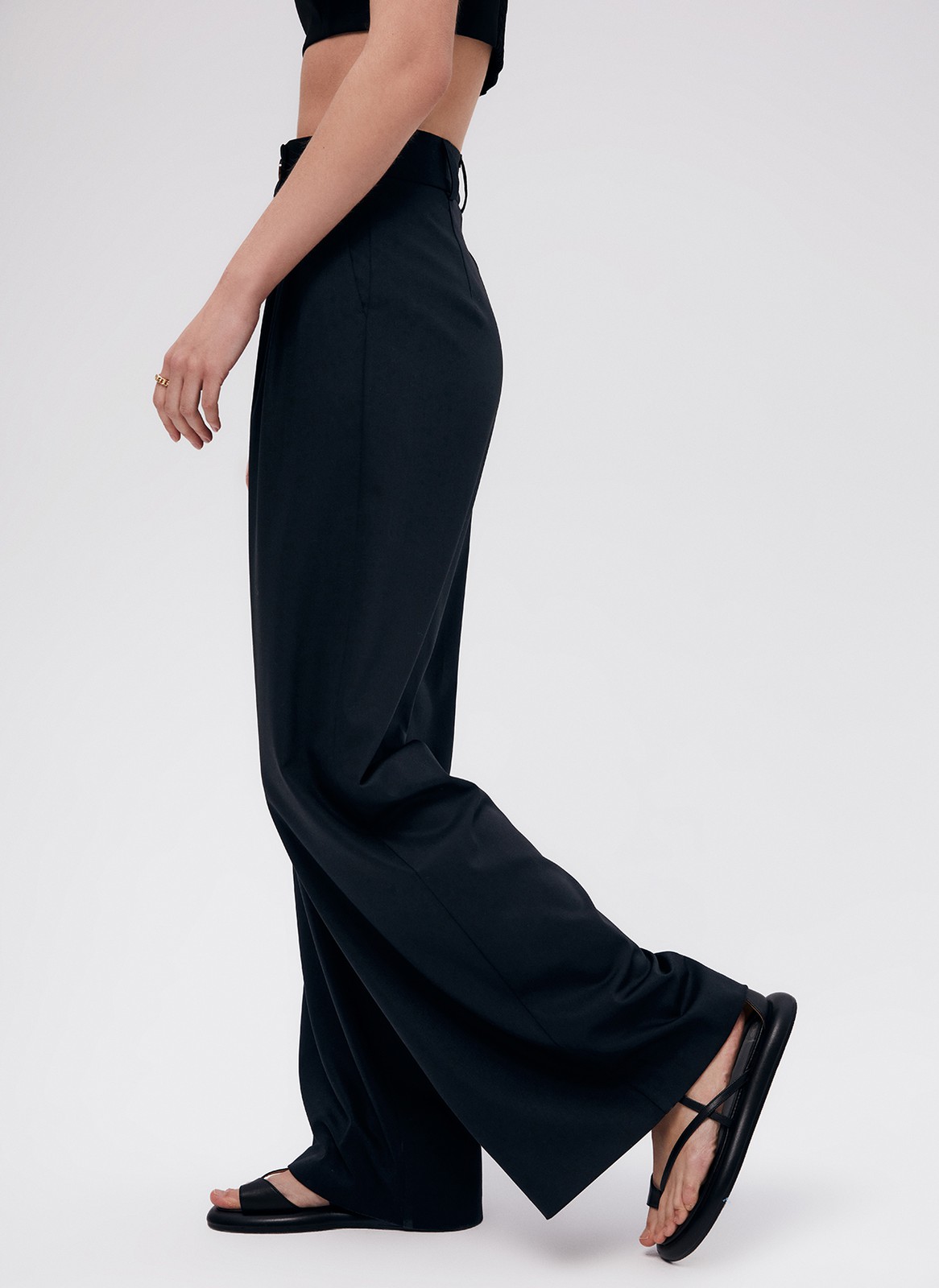 Брюки Палаццо, цвет: Черный Allweneed
Широкие брюки палаццо полной длины. Пояс на талии с застежкой на пуговицу. Удобные глубокие карманы. Легкая ткань с гладким переплетением, которая струится и создает расслабленный образ. Брюки хорошо садятся по фигуре. Мы полюбили палаццо еще в прошлом сезоне, и это один из наших любимых фасонов. Носите с жакетом из новой коллекции, с бандо и футболкой.
На модели размер XS