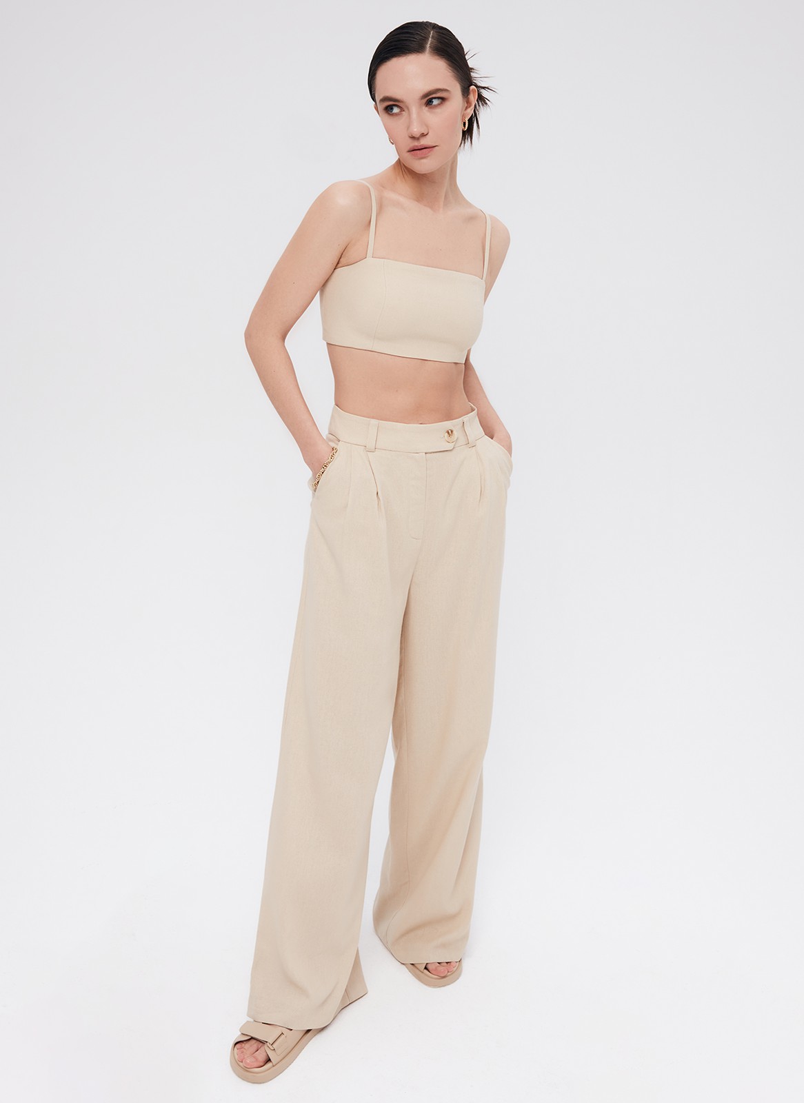 Бандо, цвет: бежевый Allweneed
Минималистичный топ-бандо из костюмной ткани. Тонкие бретели легко регулируются. Для лучшей посадки на спинке есть широкая резинка, вшитая в изделие. Топ выполнен из мягкой матовой ткани. Изделие дополнит образы с вечерними брюками и юбками, жакетами в мужском стиле и кардиганами.
На модели размер XS