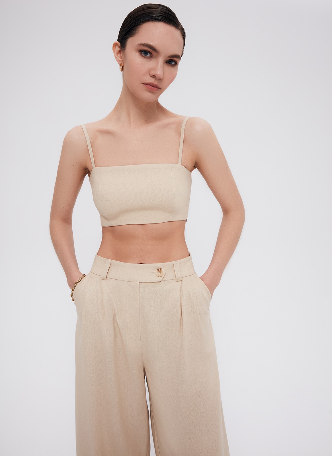 Бандо, цвет: бежевый Allweneed
Минималистичный топ-бандо из костюмной ткани. Тонкие бретели легко регулируются. Для лучшей посадки на спинке есть широкая резинка, вшитая в изделие. Топ выполнен из мягкой матовой ткани. Изделие дополнит образы с вечерними брюками и юбками, жакетами в мужском стиле и кардиганами.
На модели размер XS