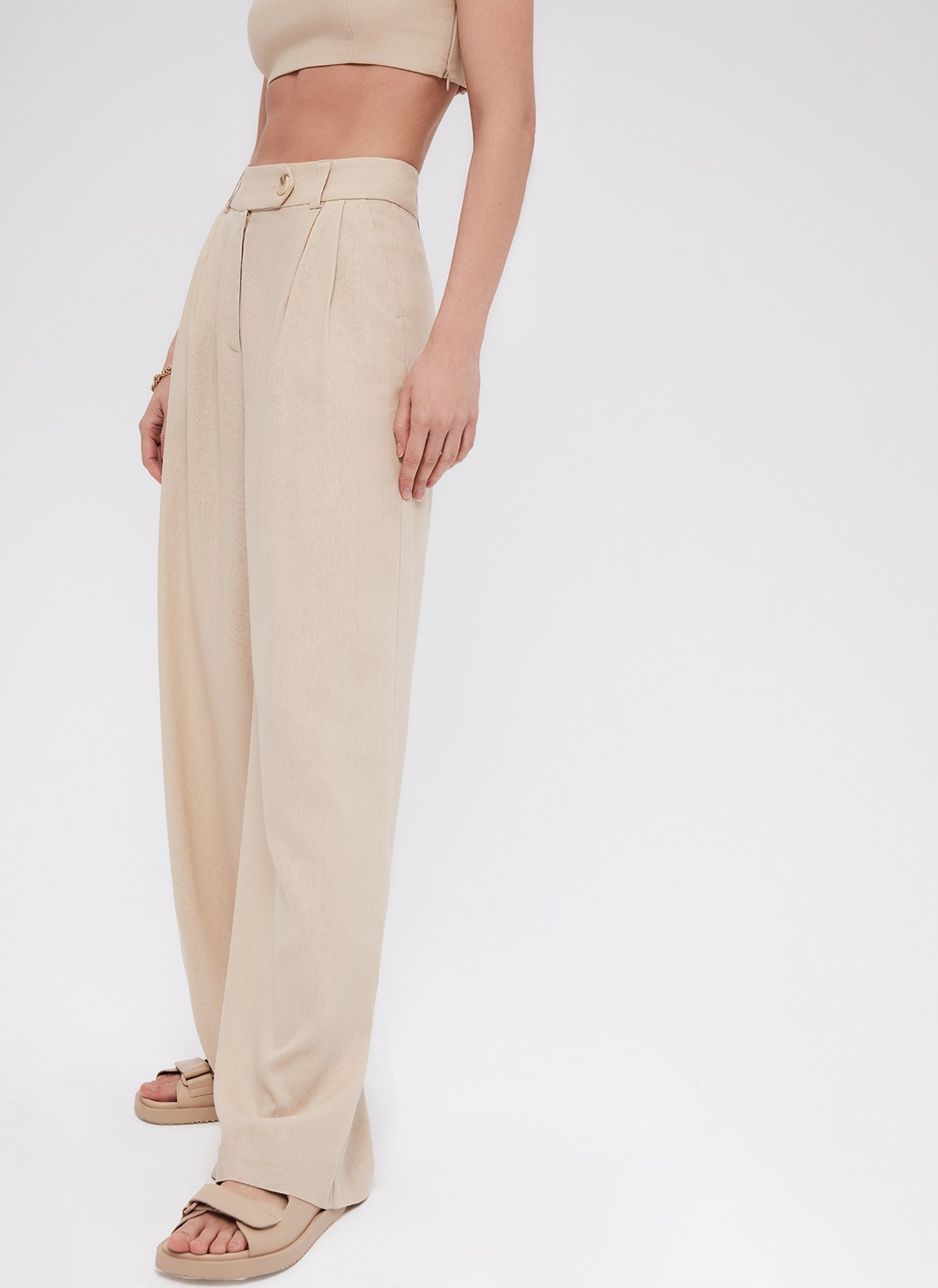 Брюки Палаццо, цвет: бежевый Allweneed
Широкие брюки палаццо полной длины. Пояс на талии с застежкой на пуговицу. Удобные глубокие карманы. Легкая ткань с гладким переплетением, которая струится и создает расслабленный образ. Брюки хорошо садятся по фигуре. Мы полюбили палаццо еще в прошлом сезоне, и это один из наших любимых фасонов. Носите с жакетом из новой коллекции, с бандо и футболкой.
На модели размер XS