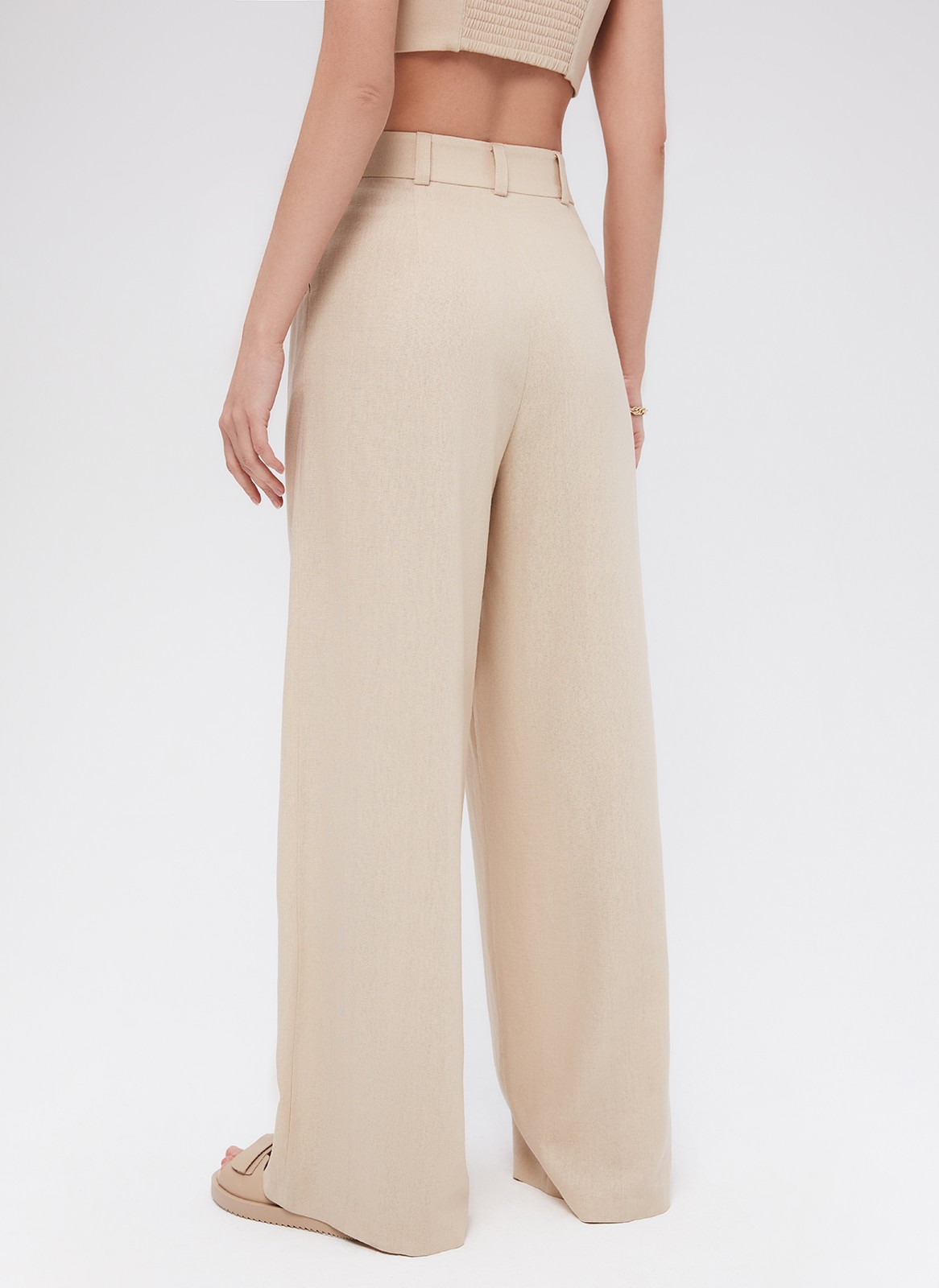 Брюки Палаццо, цвет: бежевый Allweneed
Широкие брюки палаццо полной длины. Пояс на талии с застежкой на пуговицу. Удобные глубокие карманы. Легкая ткань с гладким переплетением, которая струится и создает расслабленный образ. Брюки хорошо садятся по фигуре. Мы полюбили палаццо еще в прошлом сезоне, и это один из наших любимых фасонов. Носите с жакетом из новой коллекции, с бандо и футболкой.
На модели размер XS