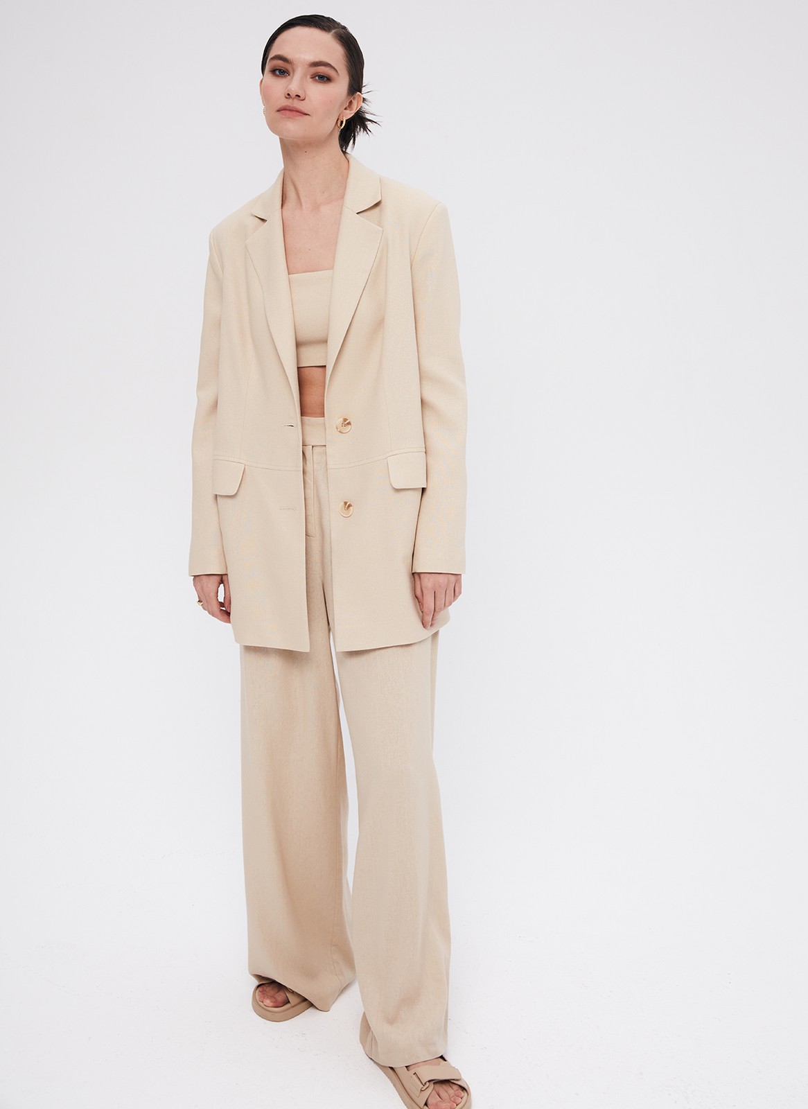 Жакет Oversize, цвет: бежевый Allweneed
Удлиненный жакет с аккуратными подплечниками. Модель прямого кроя с застёжкой на две пуговицы. Классические лацканы и воротник. Изделие на подкладке, с карманами с клапаном и с горизонтальным делением по линии талии актуальным элементом кроя в этом сезоне. Дополните жакет шортами или брюками из нашей коллекции, а также укороченным топом-бандо или футболкой. Три оттенка для лета.
На модели размер S