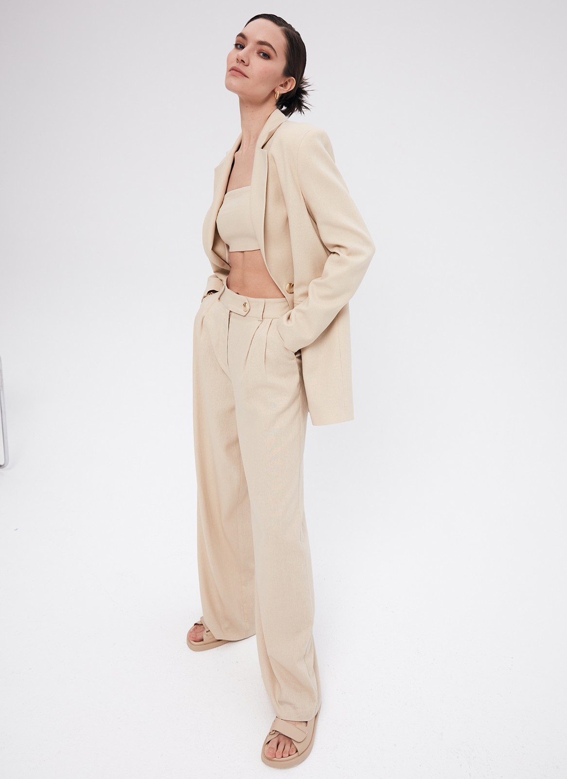 Брюки Палаццо, цвет: бежевый Allweneed
Широкие брюки палаццо полной длины. Пояс на талии с застежкой на пуговицу. Удобные глубокие карманы. Легкая ткань с гладким переплетением, которая струится и создает расслабленный образ. Брюки хорошо садятся по фигуре. Мы полюбили палаццо еще в прошлом сезоне, и это один из наших любимых фасонов. Носите с жакетом из новой коллекции, с бандо и футболкой.
На модели размер XS