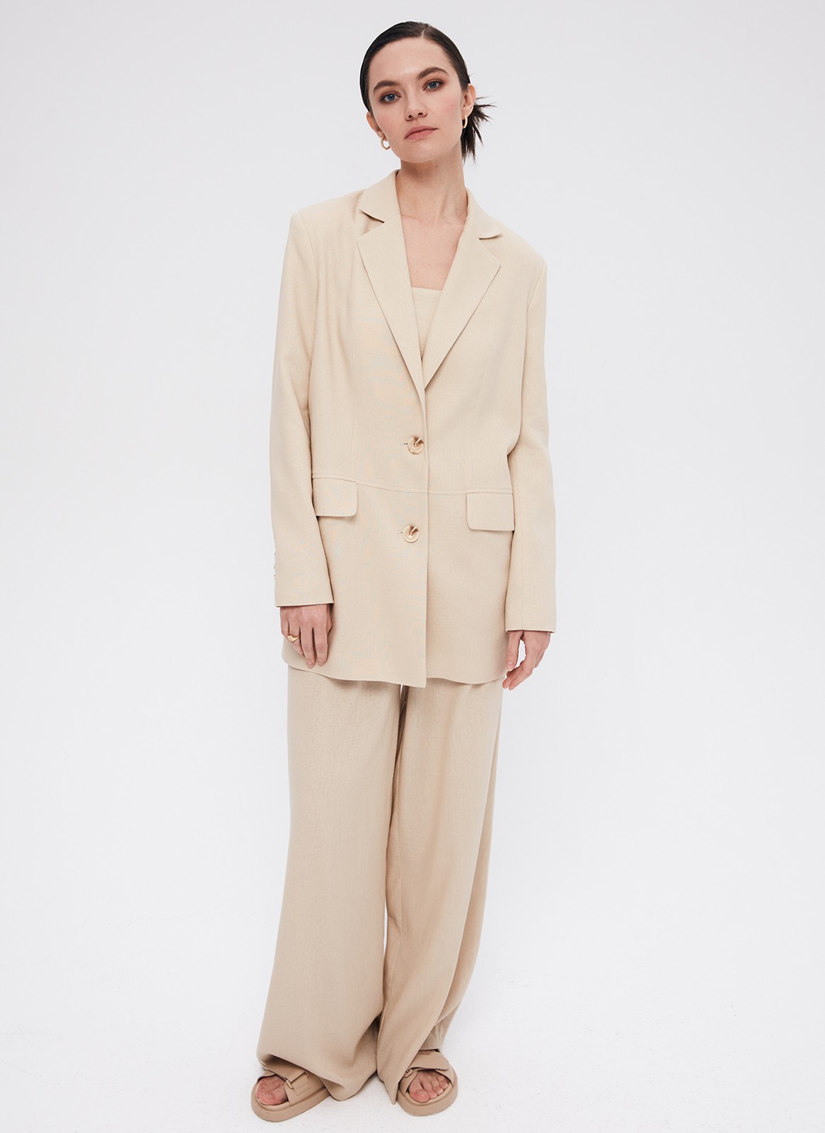 Жакет Oversize, цвет: бежевый Allweneed
Удлиненный жакет с аккуратными подплечниками. Модель прямого кроя с застёжкой на две пуговицы. Классические лацканы и воротник. Изделие на подкладке, с карманами с клапаном и с горизонтальным делением по линии талии актуальным элементом кроя в этом сезоне. Дополните жакет шортами или брюками из нашей коллекции, а также укороченным топом-бандо или футболкой. Три оттенка для лета.
На модели размер S