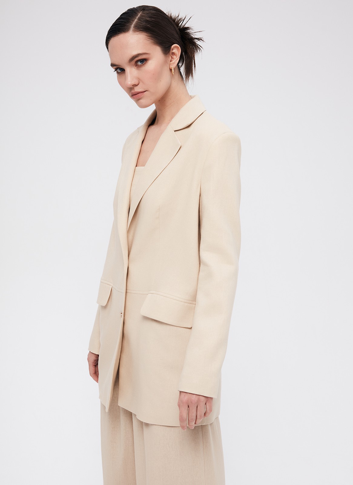 Жакет Oversize, цвет: бежевый Allweneed
Удлиненный жакет с аккуратными подплечниками. Модель прямого кроя с застёжкой на две пуговицы. Классические лацканы и воротник. Изделие на подкладке, с карманами с клапаном и с горизонтальным делением по линии талии актуальным элементом кроя в этом сезоне. Дополните жакет шортами или брюками из нашей коллекции, а также укороченным топом-бандо или футболкой. Три оттенка для лета.
На модели размер S