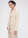Жакет Oversize, цвет: бежевый Allweneed
Удлиненный жакет с аккуратными подплечниками. Модель прямого кроя с застёжкой на две пуговицы. Классические лацканы и воротник. Изделие на подкладке, с карманами с клапаном и с горизонтальным делением по линии талии актуальным элементом кроя в этом сезоне. Дополните жакет шортами или брюками из нашей коллекции, а также укороченным топом-бандо или футболкой. Три оттенка для лета.
На модели размер S