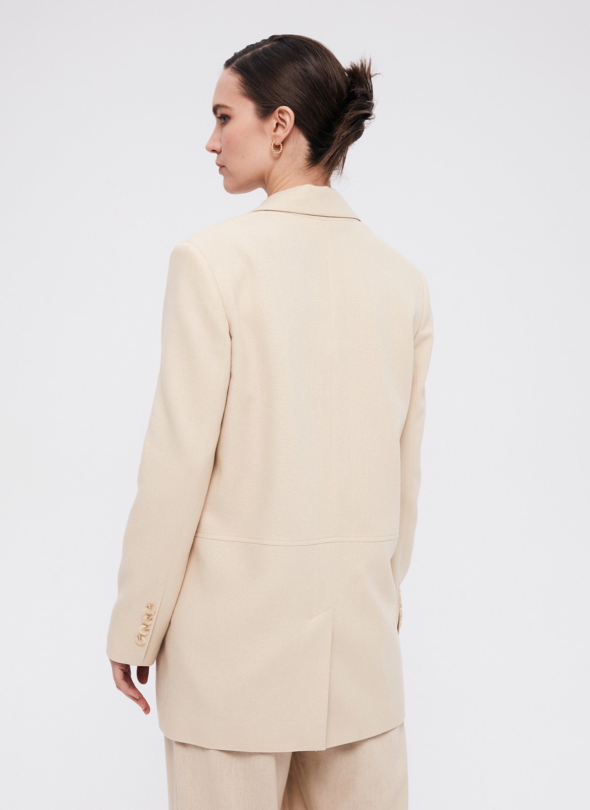 Жакет Oversize, цвет: бежевый Allweneed
Удлиненный жакет с аккуратными подплечниками. Модель прямого кроя с застёжкой на две пуговицы. Классические лацканы и воротник. Изделие на подкладке, с карманами с клапаном и с горизонтальным делением по линии талии актуальным элементом кроя в этом сезоне. Дополните жакет шортами или брюками из нашей коллекции, а также укороченным топом-бандо или футболкой. Три оттенка для лета.
На модели размер S