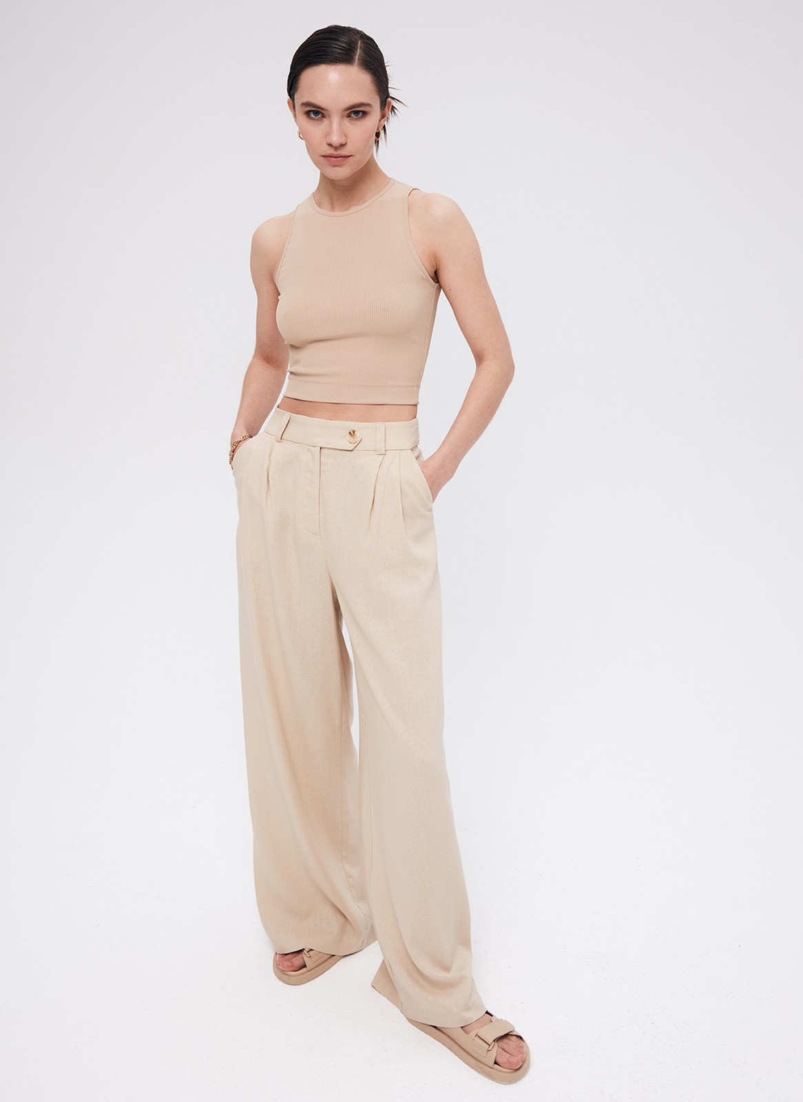 Топ укороченный, цвет: бежевый Allweneed
Укороченный топ с круглой горловиной и широкими проймами. Для модели мы выбрали мягкий трикотаж в рубчик, который комфортно облегает силуэт и охлаждает кожу. Модель дополнит летние образы с шортами, брюками и джинсами с высокой посадкой.
На модели размер XS