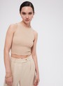 Топ укороченный, цвет: бежевый Allweneed
Укороченный топ с круглой горловиной и широкими проймами. Для модели мы выбрали мягкий трикотаж в рубчик, который комфортно облегает силуэт и охлаждает кожу. Модель дополнит летние образы с шортами, брюками и джинсами с высокой посадкой.
На модели размер XS