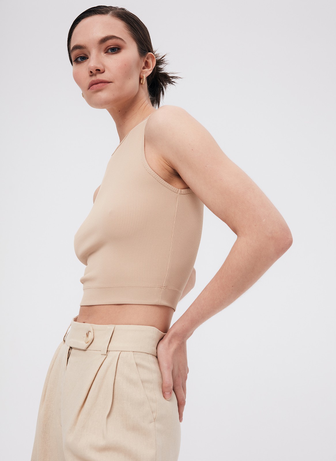 Топ укороченный, цвет: бежевый Allweneed
Укороченный топ с круглой горловиной и широкими проймами. Для модели мы выбрали мягкий трикотаж в рубчик, который комфортно облегает силуэт и охлаждает кожу. Модель дополнит летние образы с шортами, брюками и джинсами с высокой посадкой.
На модели размер XS