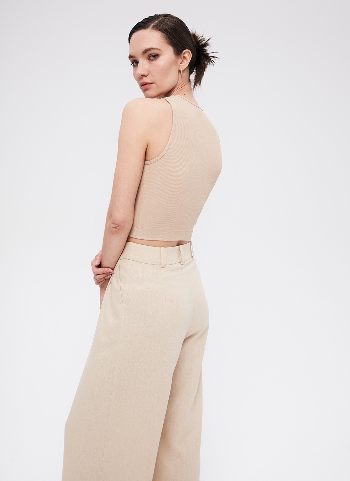 Топ укороченный, цвет: бежевый Allweneed
Укороченный топ с круглой горловиной и широкими проймами. Для модели мы выбрали мягкий трикотаж в рубчик, который комфортно облегает силуэт и охлаждает кожу. Модель дополнит летние образы с шортами, брюками и джинсами с высокой посадкой.
На модели размер XS