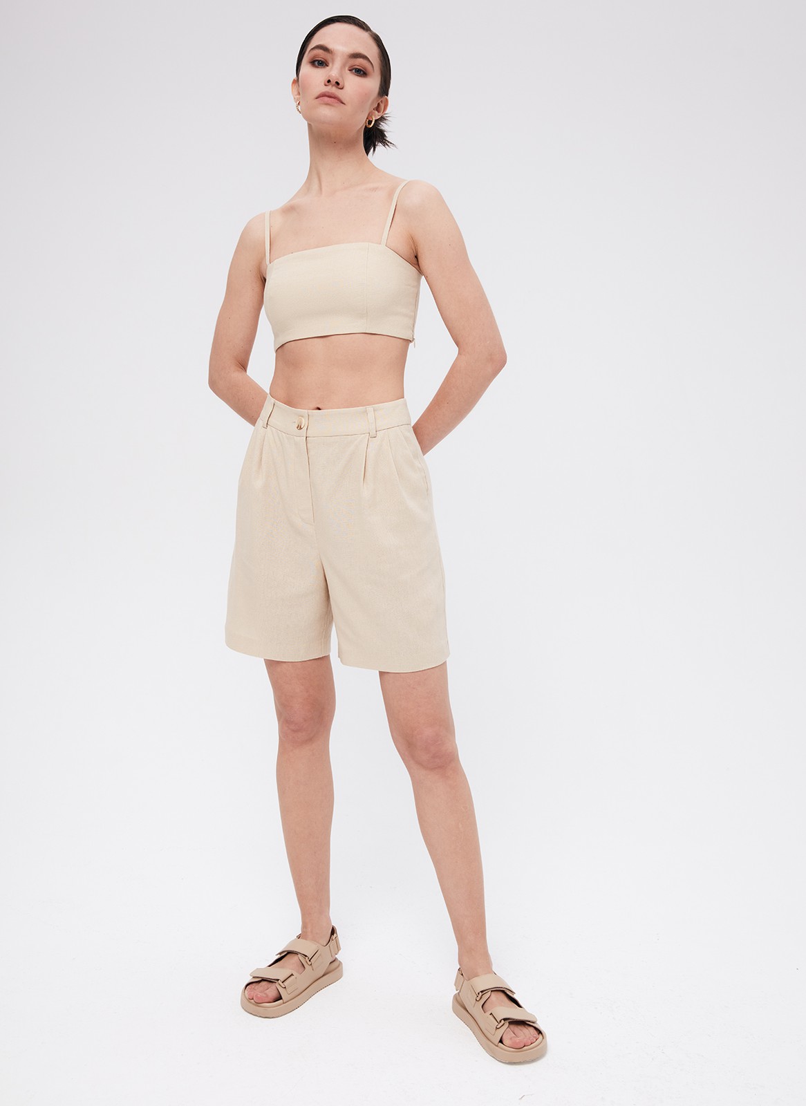 Шорты - Бермуды, цвет: бежевый Allweneed
Шорты-бермуды, которые по стилю напоминают классические брюки. Для модели выбрали матовую и гладкую костюмную ткань Застежка на молнию и пуговицу. Когда устанете от брюк в офисе, замените их на шорты. Шорты легко стилизовать: просто добавьте легкий жакет или составьте образ с футболкой и спортивной обувью.
На модели размер XS