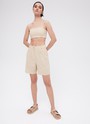 Шорты - Бермуды, цвет: бежевый Allweneed
Шорты-бермуды, которые по стилю напоминают классические брюки. Для модели выбрали матовую и гладкую костюмную ткань Застежка на молнию и пуговицу. Когда устанете от брюк в офисе, замените их на шорты. Шорты легко стилизовать: просто добавьте легкий жакет или составьте образ с футболкой и спортивной обувью.
На модели размер XS