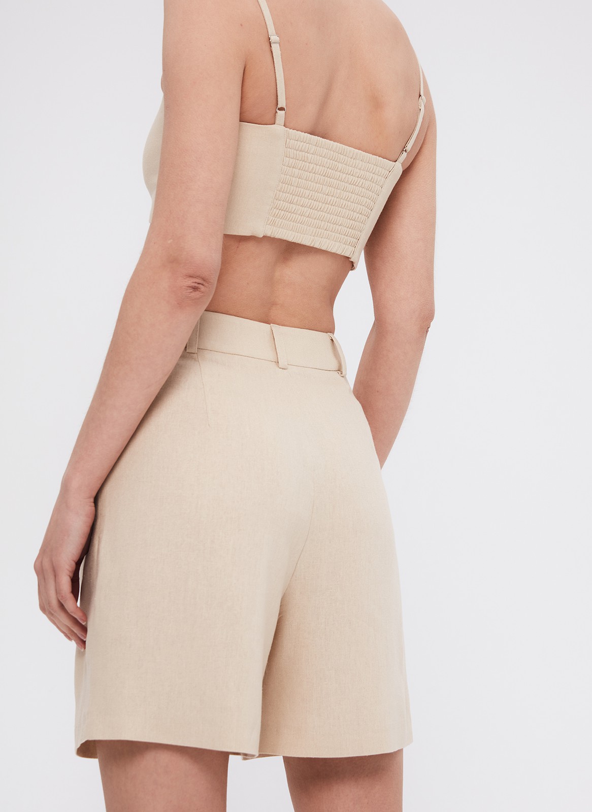 Шорты - Бермуды, цвет: бежевый Allweneed
Шорты-бермуды, которые по стилю напоминают классические брюки. Для модели выбрали матовую и гладкую костюмную ткань Застежка на молнию и пуговицу. Когда устанете от брюк в офисе, замените их на шорты. Шорты легко стилизовать: просто добавьте легкий жакет или составьте образ с футболкой и спортивной обувью.
На модели размер XS