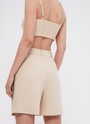 Шорты - Бермуды, цвет: бежевый Allweneed
Шорты-бермуды, которые по стилю напоминают классические брюки. Для модели выбрали матовую и гладкую костюмную ткань Застежка на молнию и пуговицу. Когда устанете от брюк в офисе, замените их на шорты. Шорты легко стилизовать: просто добавьте легкий жакет или составьте образ с футболкой и спортивной обувью.
На модели размер XS