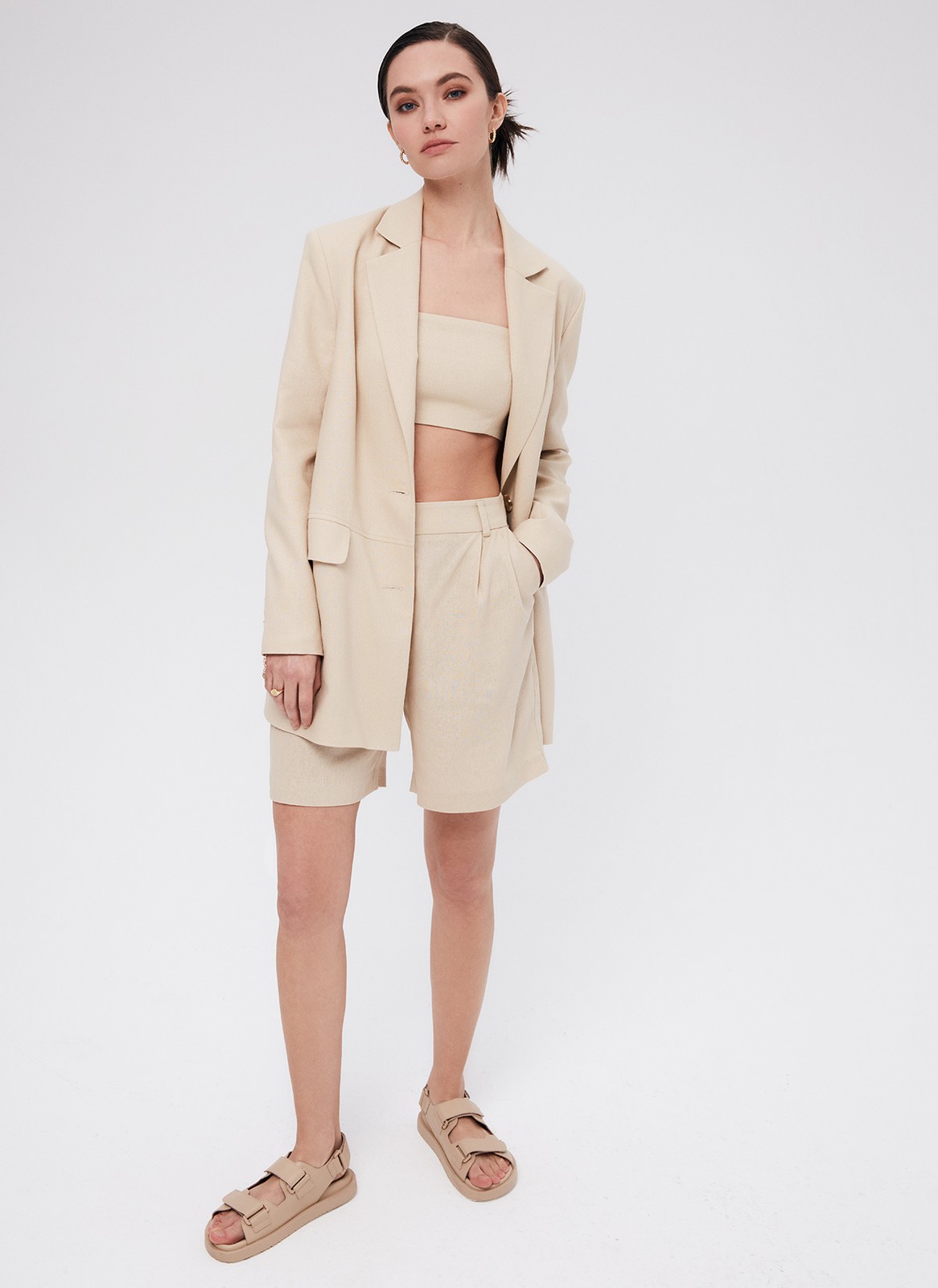 Шорты - Бермуды, цвет: бежевый Allweneed
Шорты-бермуды, которые по стилю напоминают классические брюки. Для модели выбрали матовую и гладкую костюмную ткань Застежка на молнию и пуговицу. Когда устанете от брюк в офисе, замените их на шорты. Шорты легко стилизовать: просто добавьте легкий жакет или составьте образ с футболкой и спортивной обувью.
На модели размер XS